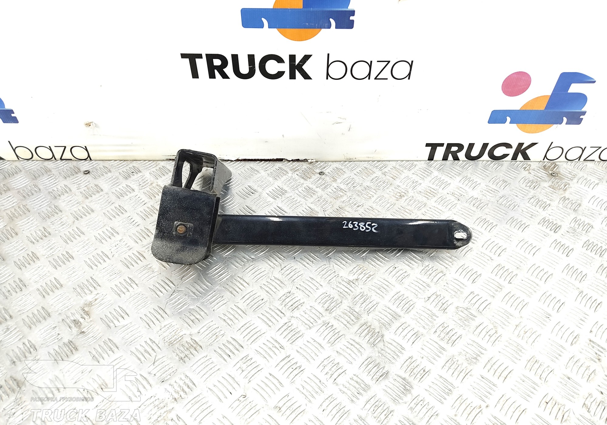 85417015070 Ответная часть замка кабины правая