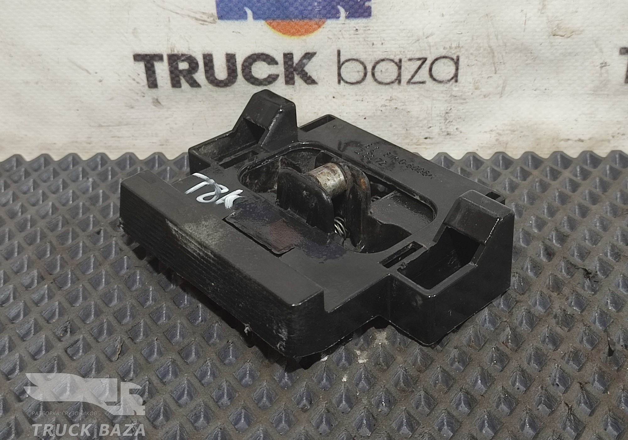 810W611406006 Проставка замка капота