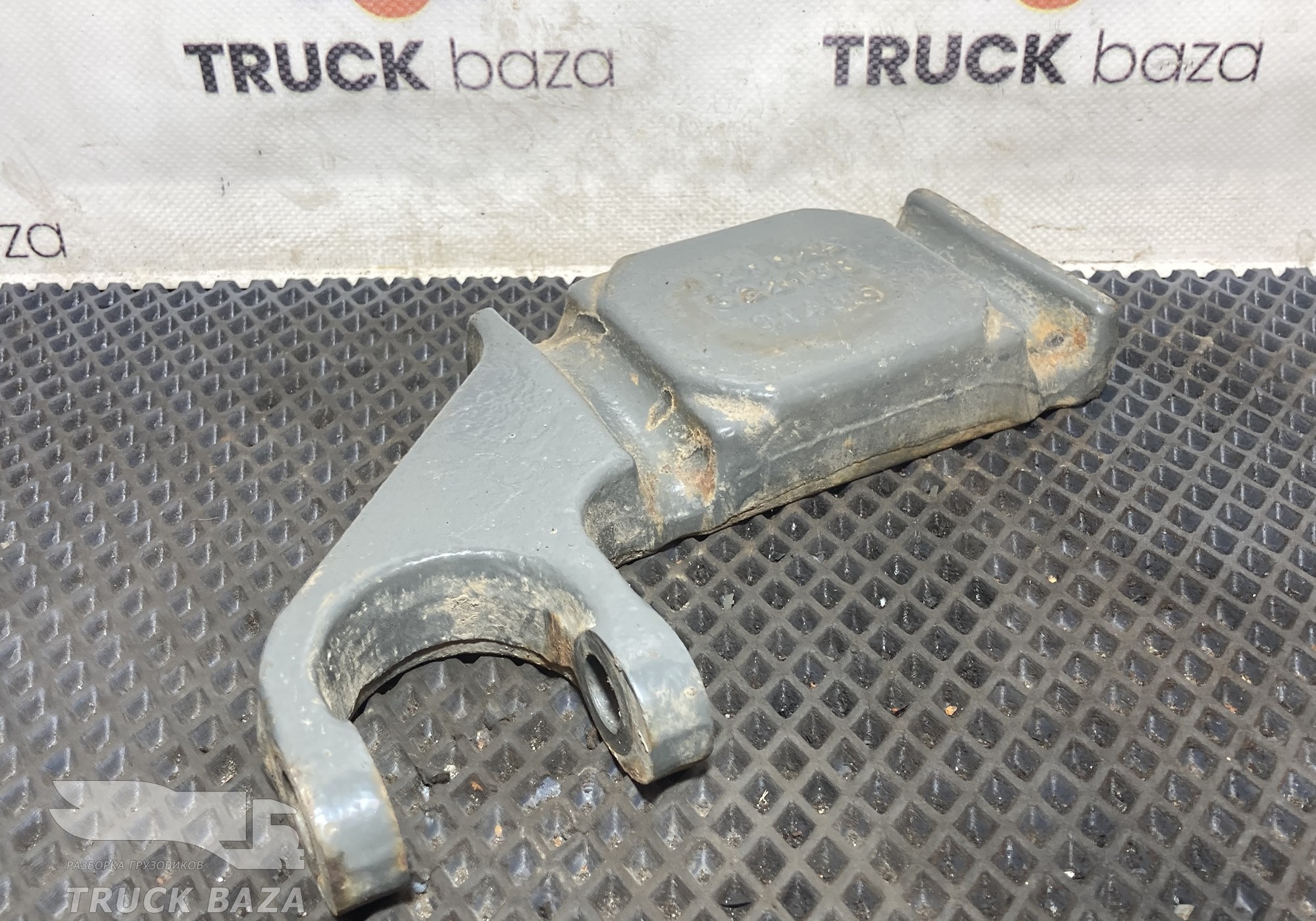 AZ9925522138 Кронштейн передней рессоры левый для Sinotruk Sitrak C7H