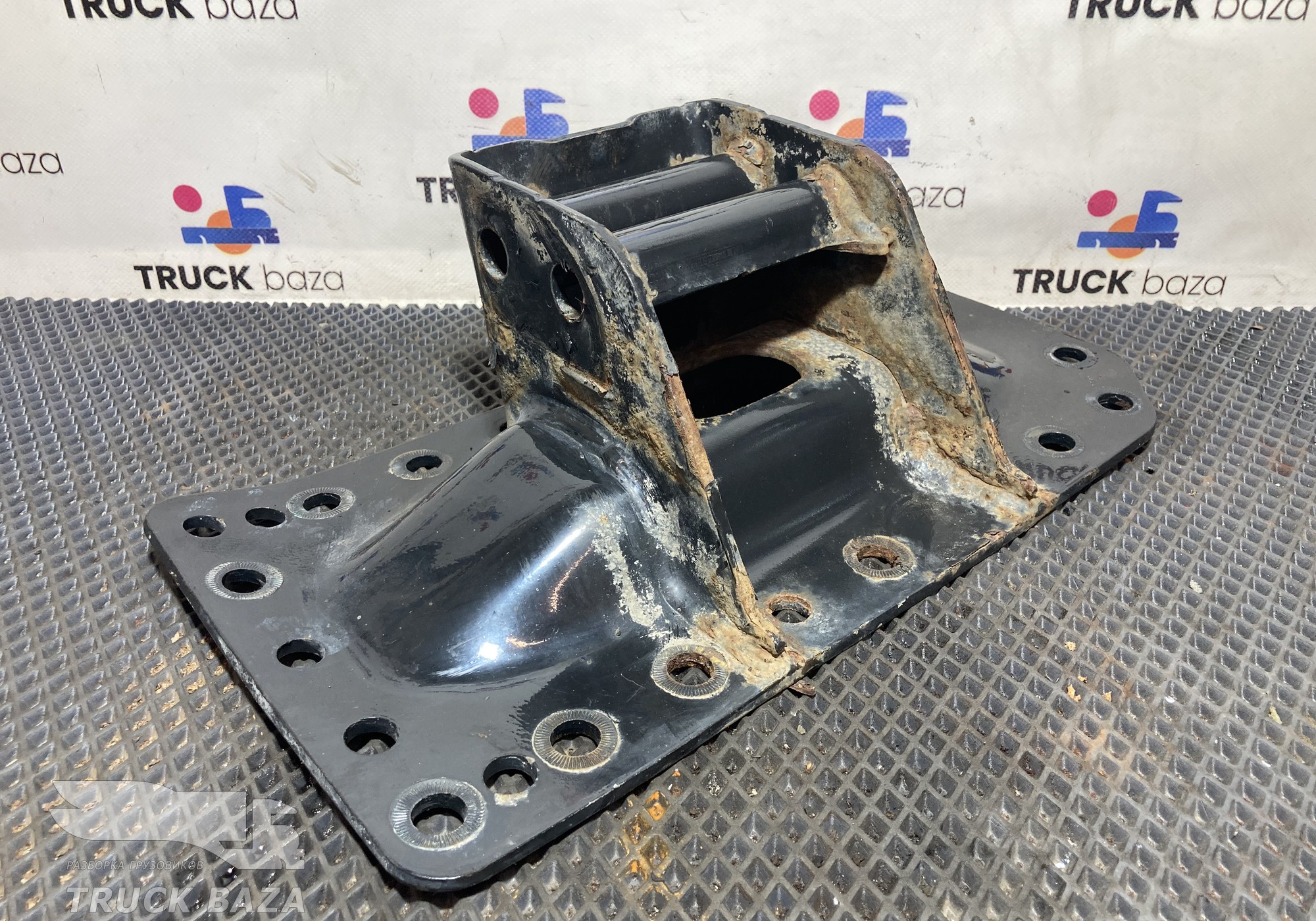 81412055056 Кронштейн траверсы КПП правый