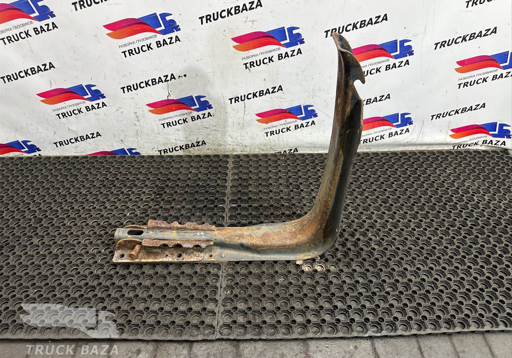 81418015487 Кронштейн топливного бака