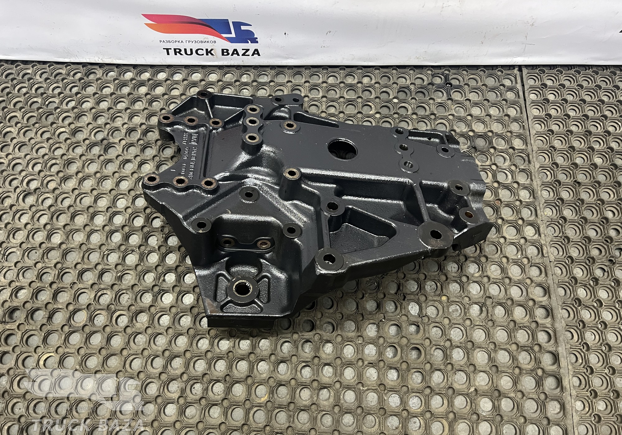 81413133018 Кронштейн рессоры передней правый