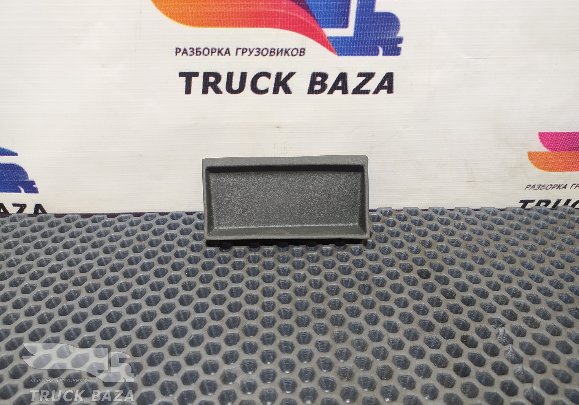 82415404 Коврик бардачка для Volvo FH 4 (с 2012)