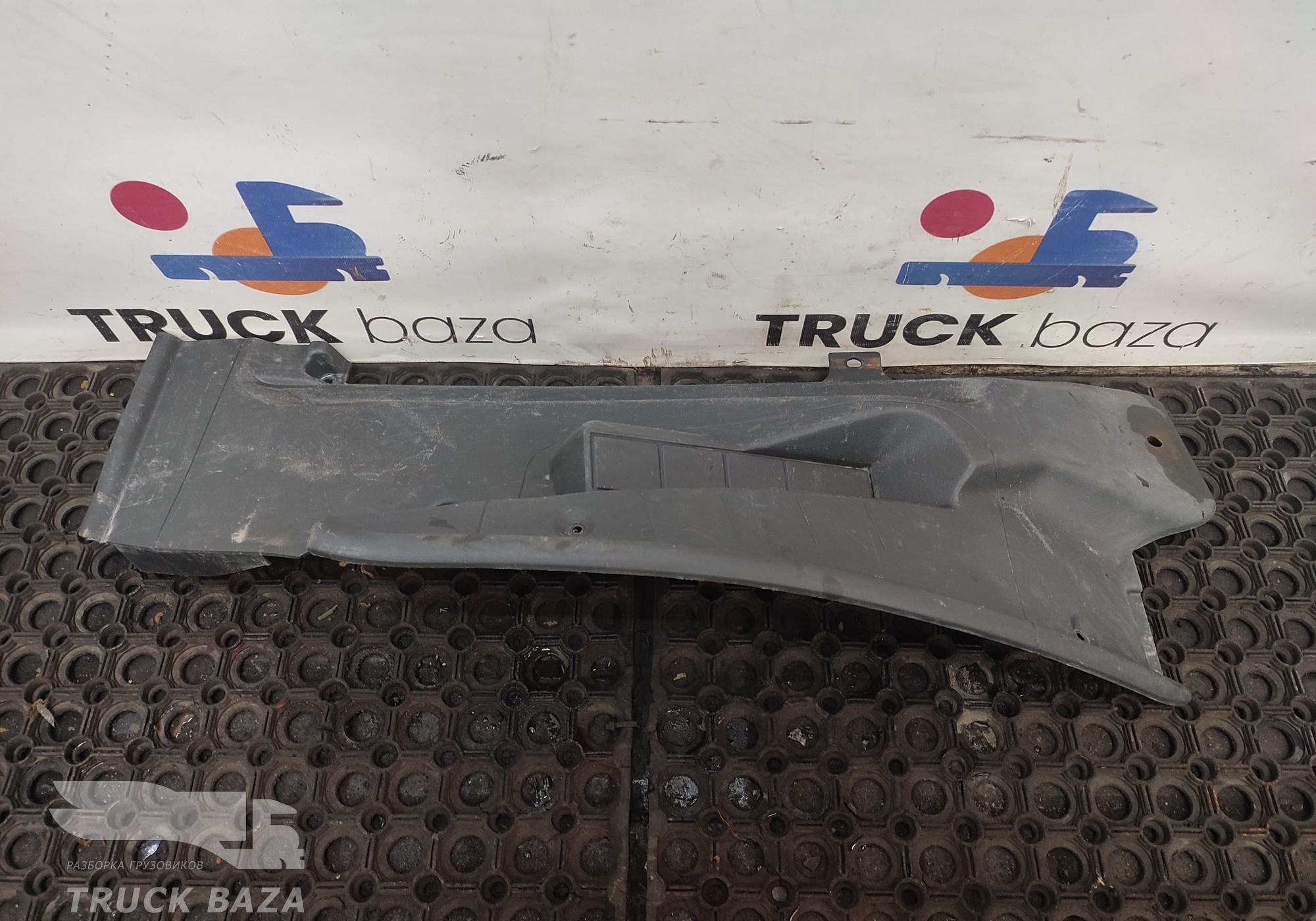 9736842318 Накладка порога правая