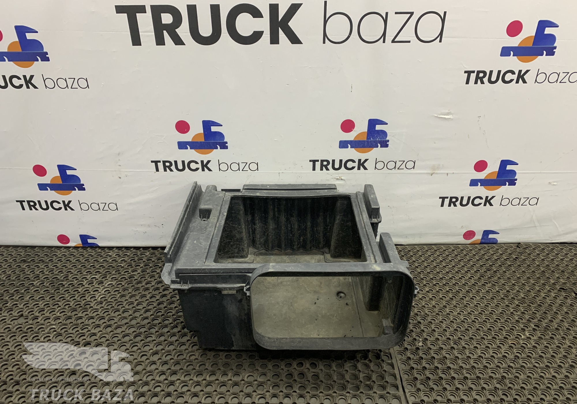 1368673 Ящик инструментальный правый