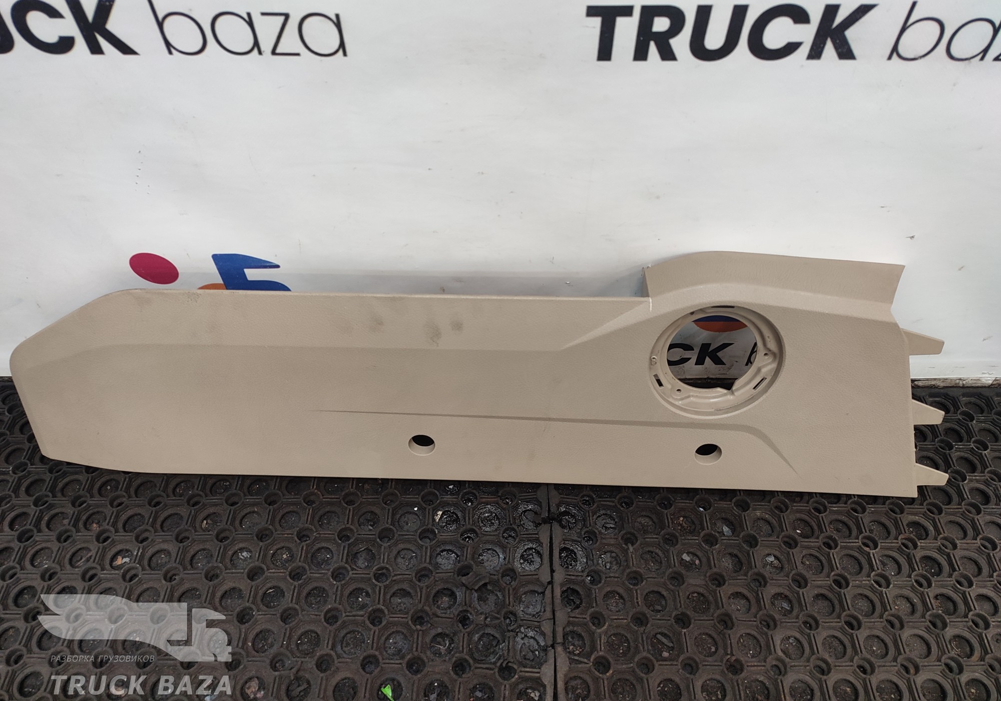 9608436007 Накладка над левой дверью для Mercedes-Benz Actros New Actros MP4 (с 2011)