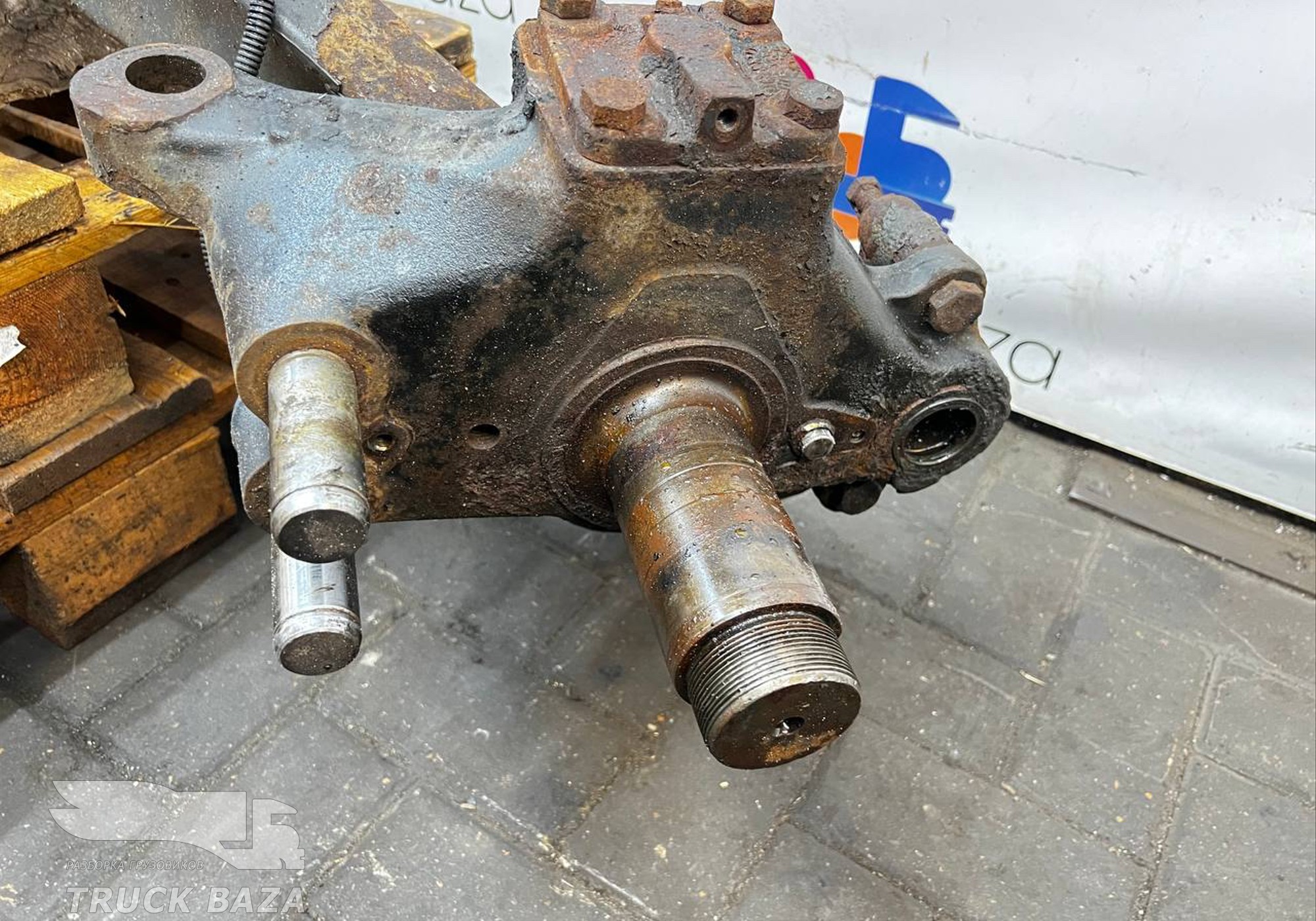 1895937 Кулак поворотный левый для Scania