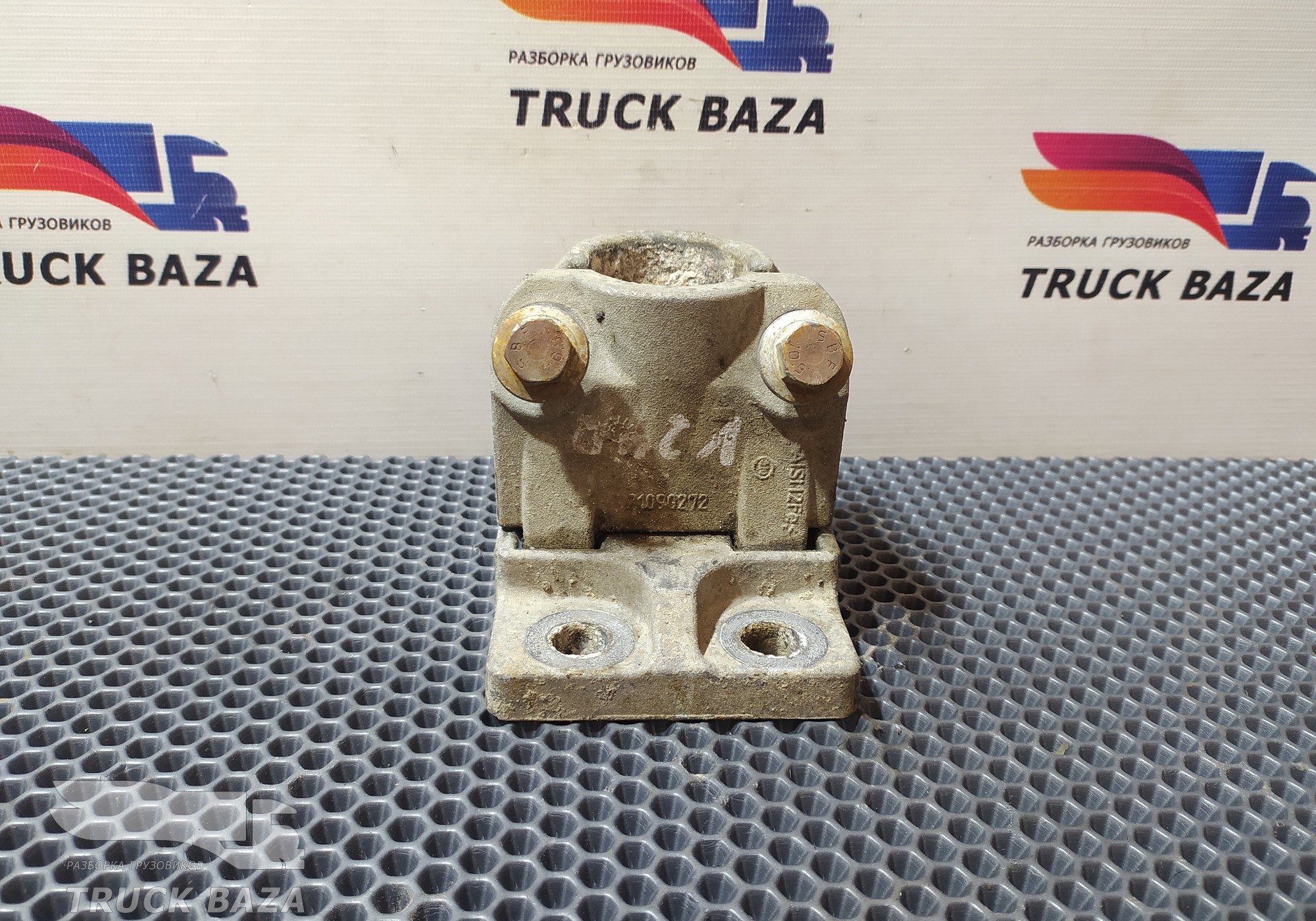 21213202 Кронштейн крыла заднего