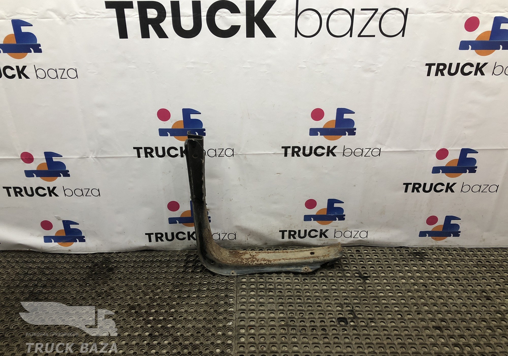 81418015487 Кронштейн топливного бака