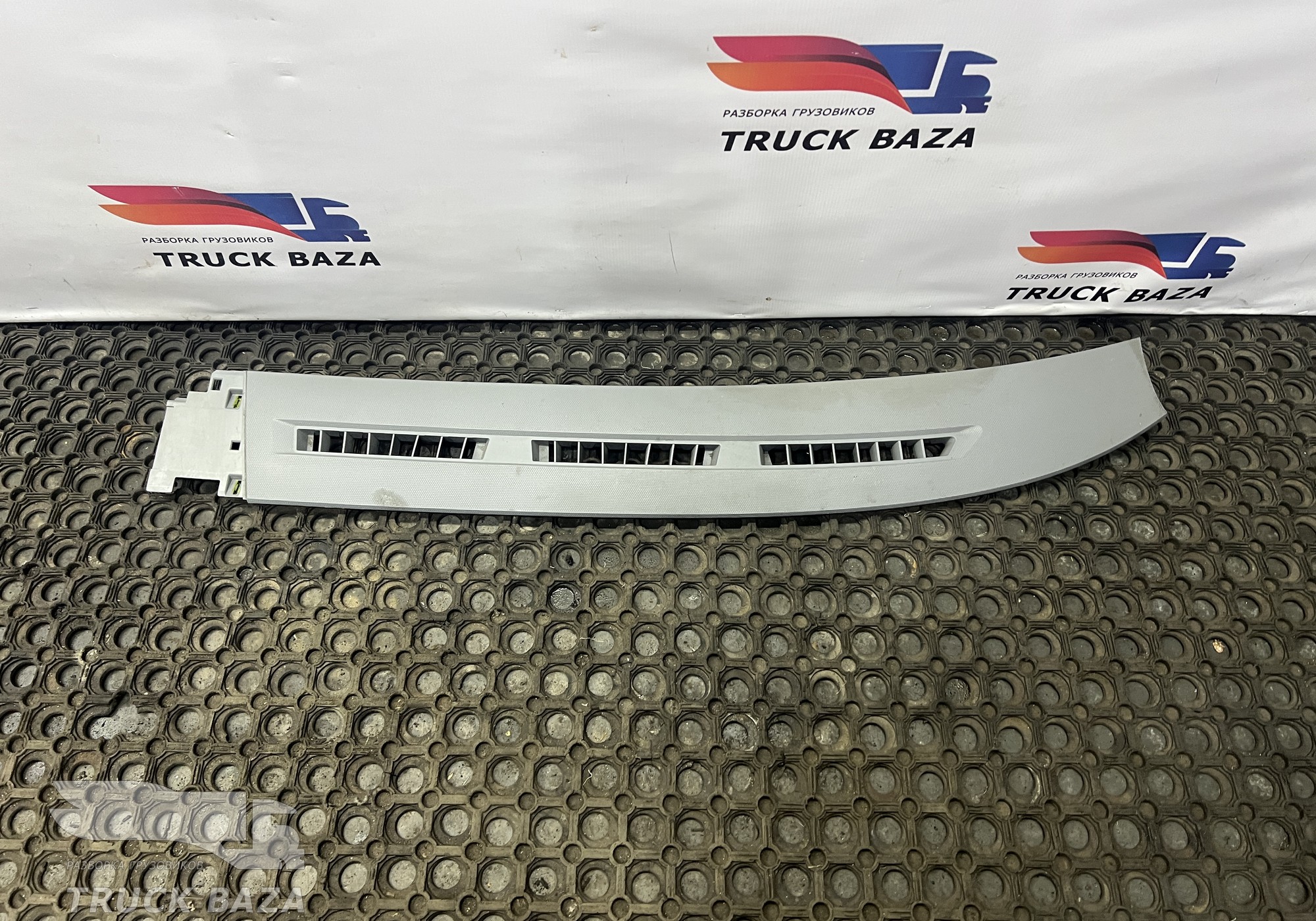 82562195 Жабо левая часть для Renault T (с 2013)