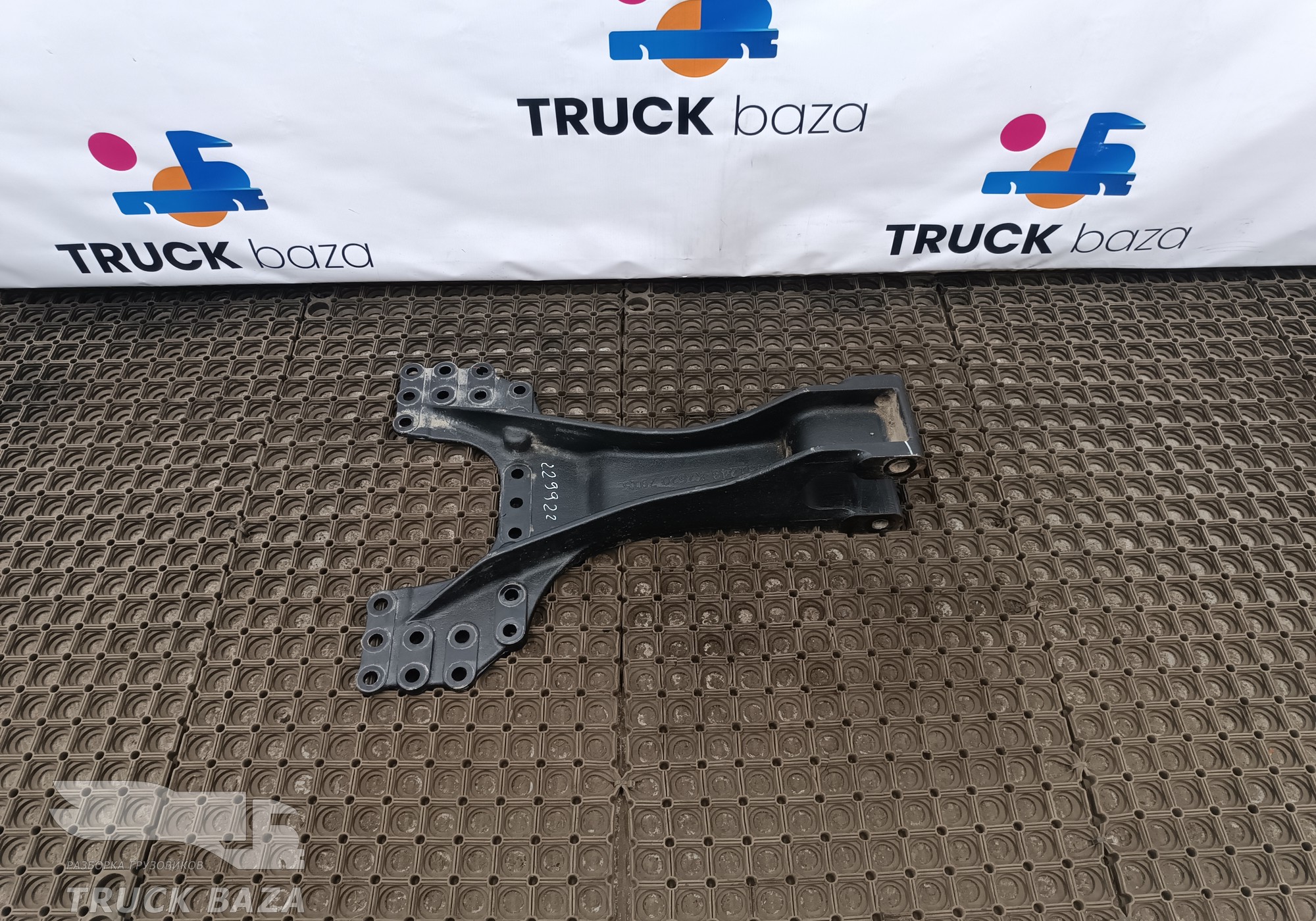 Кронштейн нижний упорной тяги для DongFeng GX DFH4180