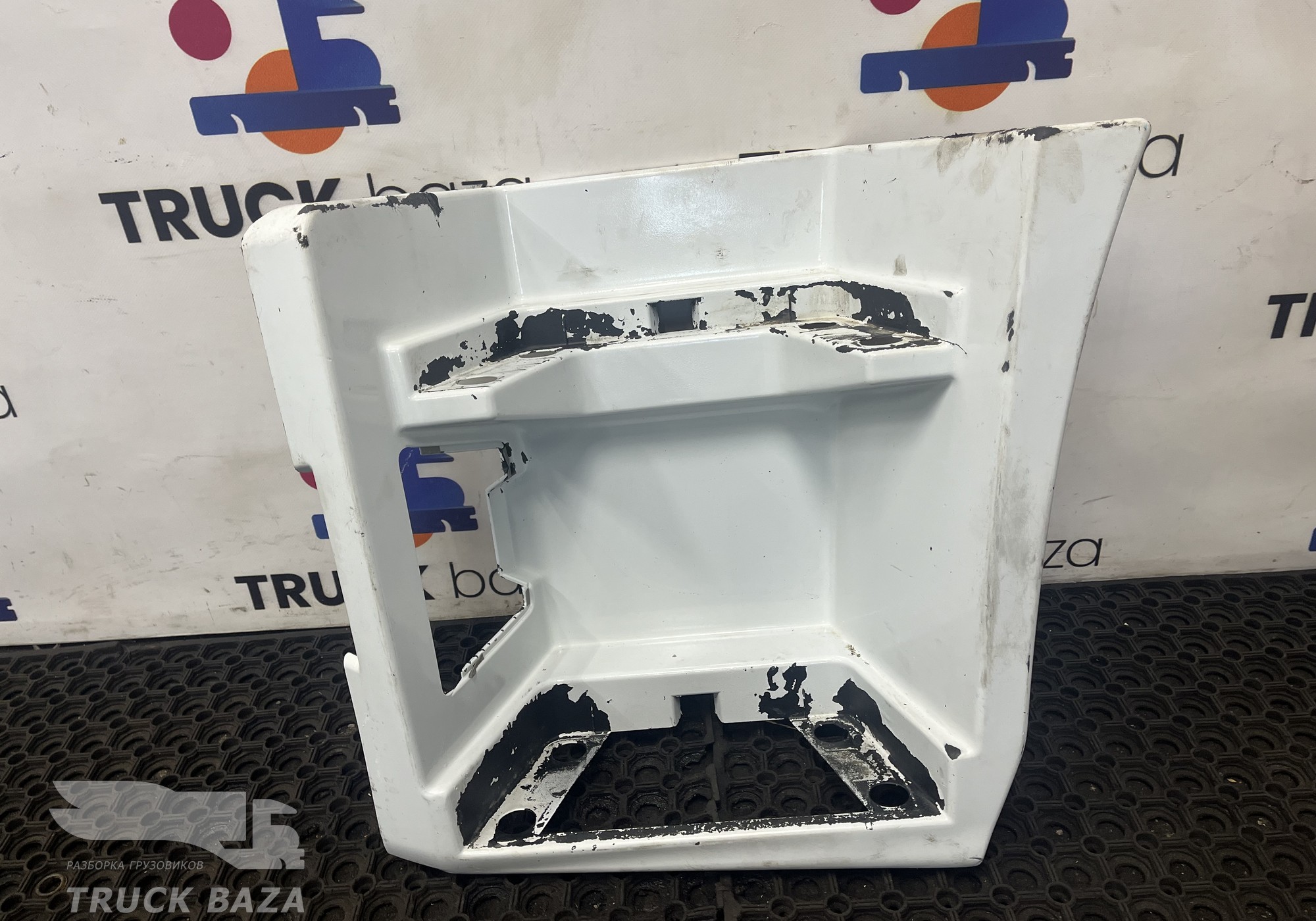 7484539404 Корпус подножек левый для Renault T (с 2013)