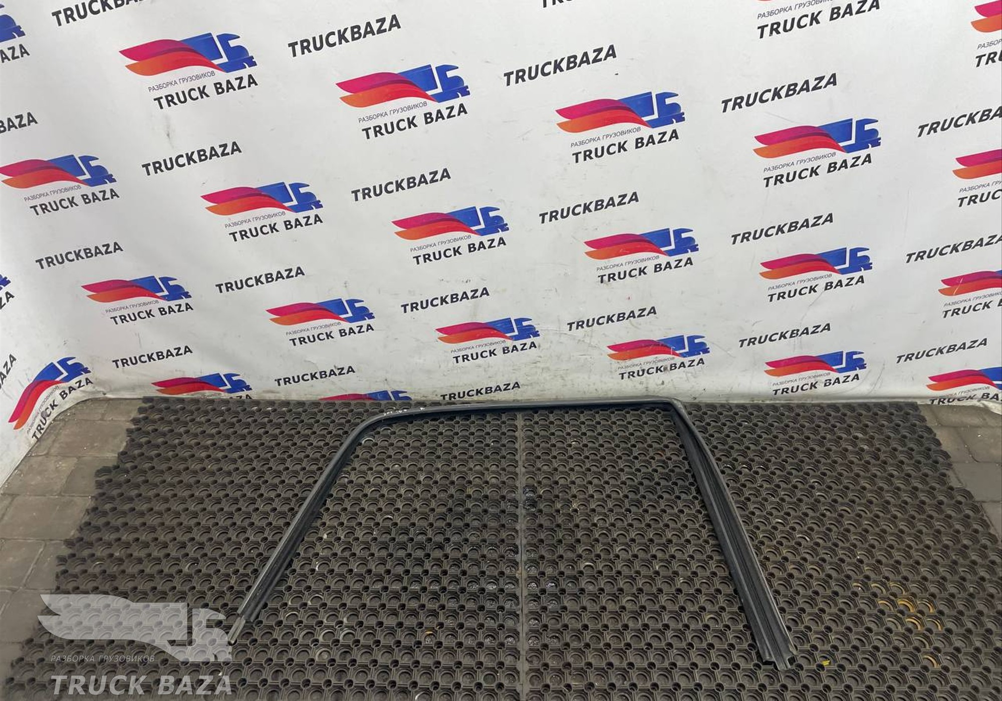 1881921 Уплотнитель стекла двери правой для Daf XF106 (с 2012)