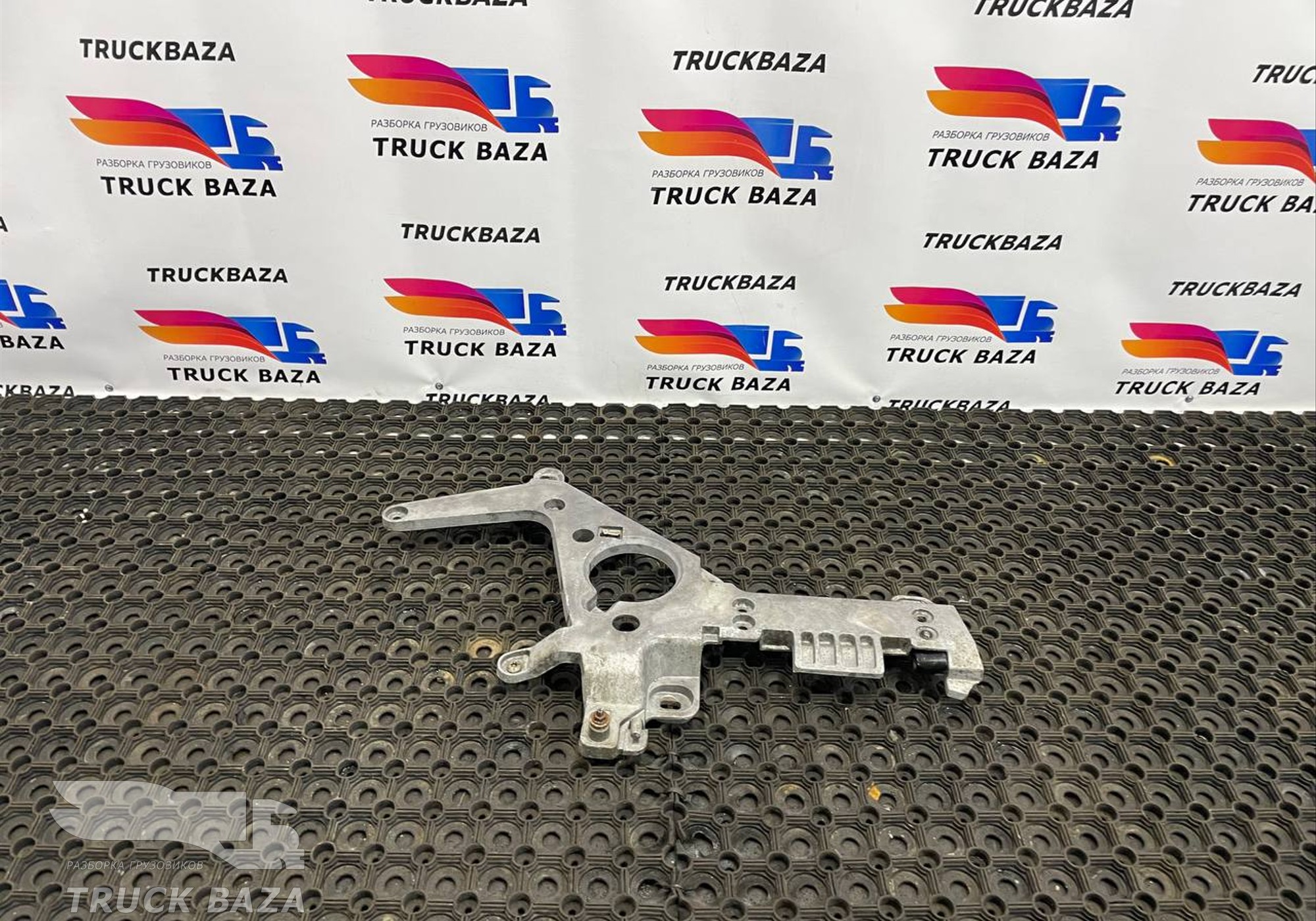 M3100655 Кронштейн подножки левый для Mercedes-Benz Actros New Actros MP4 (с 2011)