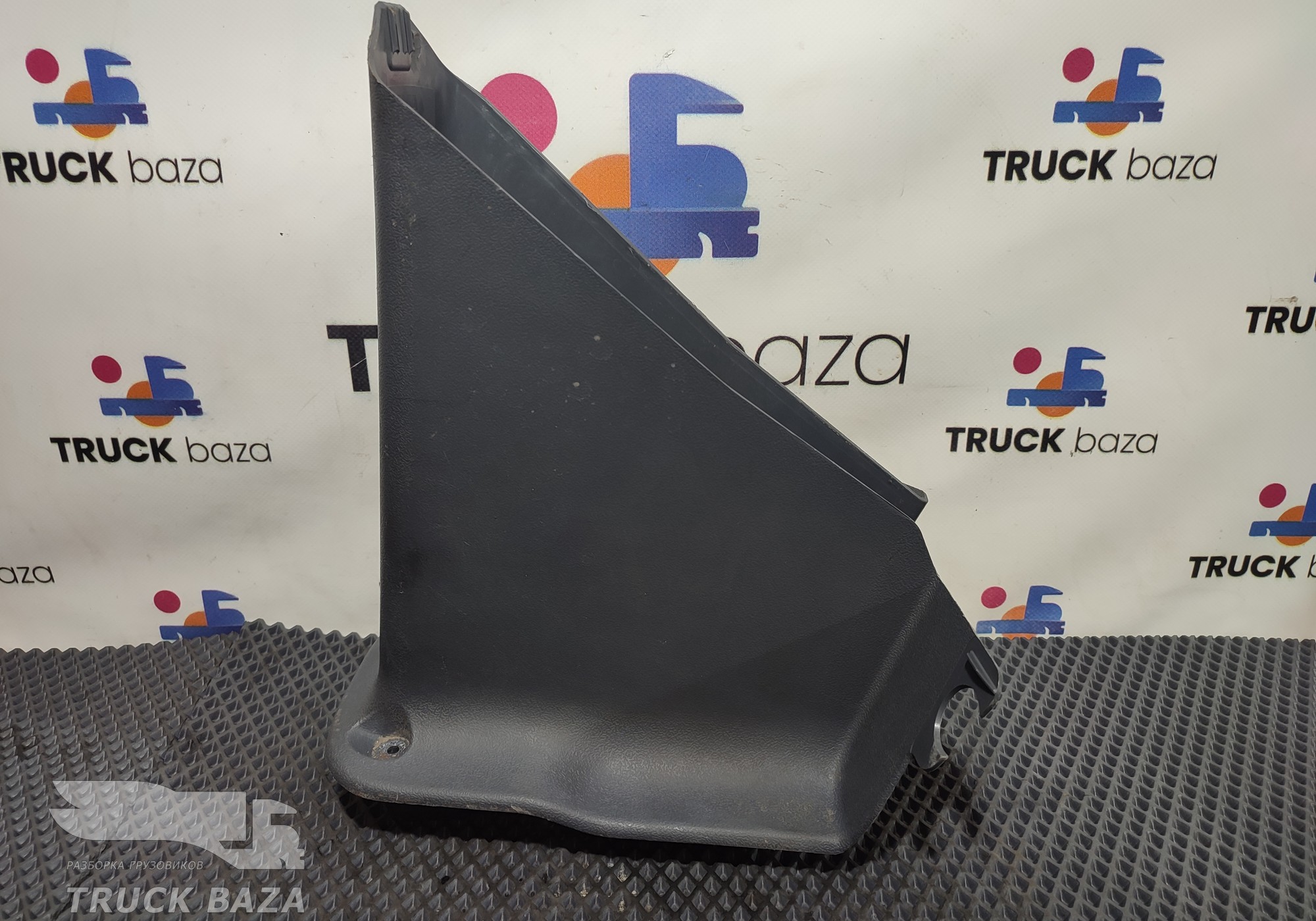 1735822 Кожух рулевой колонки нижний