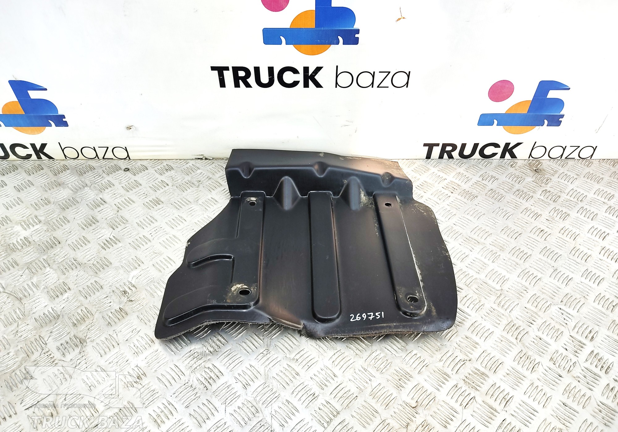 549018403123 Накладка подножки левой для КАМАЗ 54901