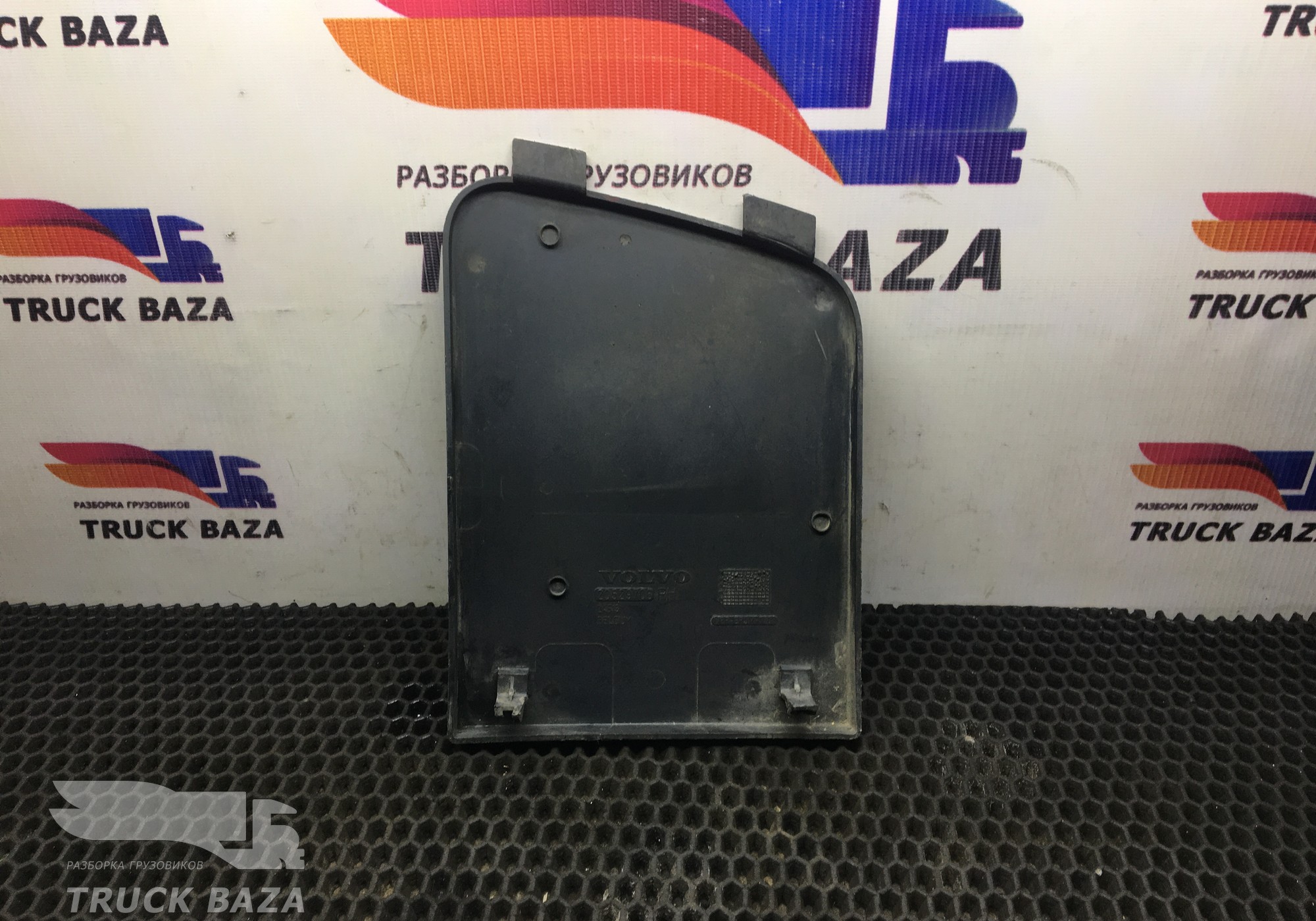 20529706 Заглушка бампера верхняя правая для Volvo FM II (с 2002)