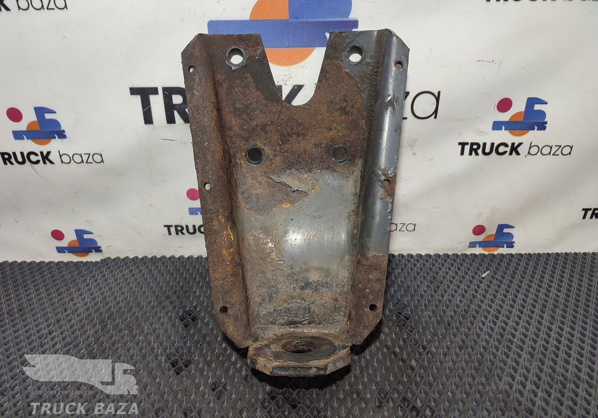 1371578 Кронштейн переднего амортизатора