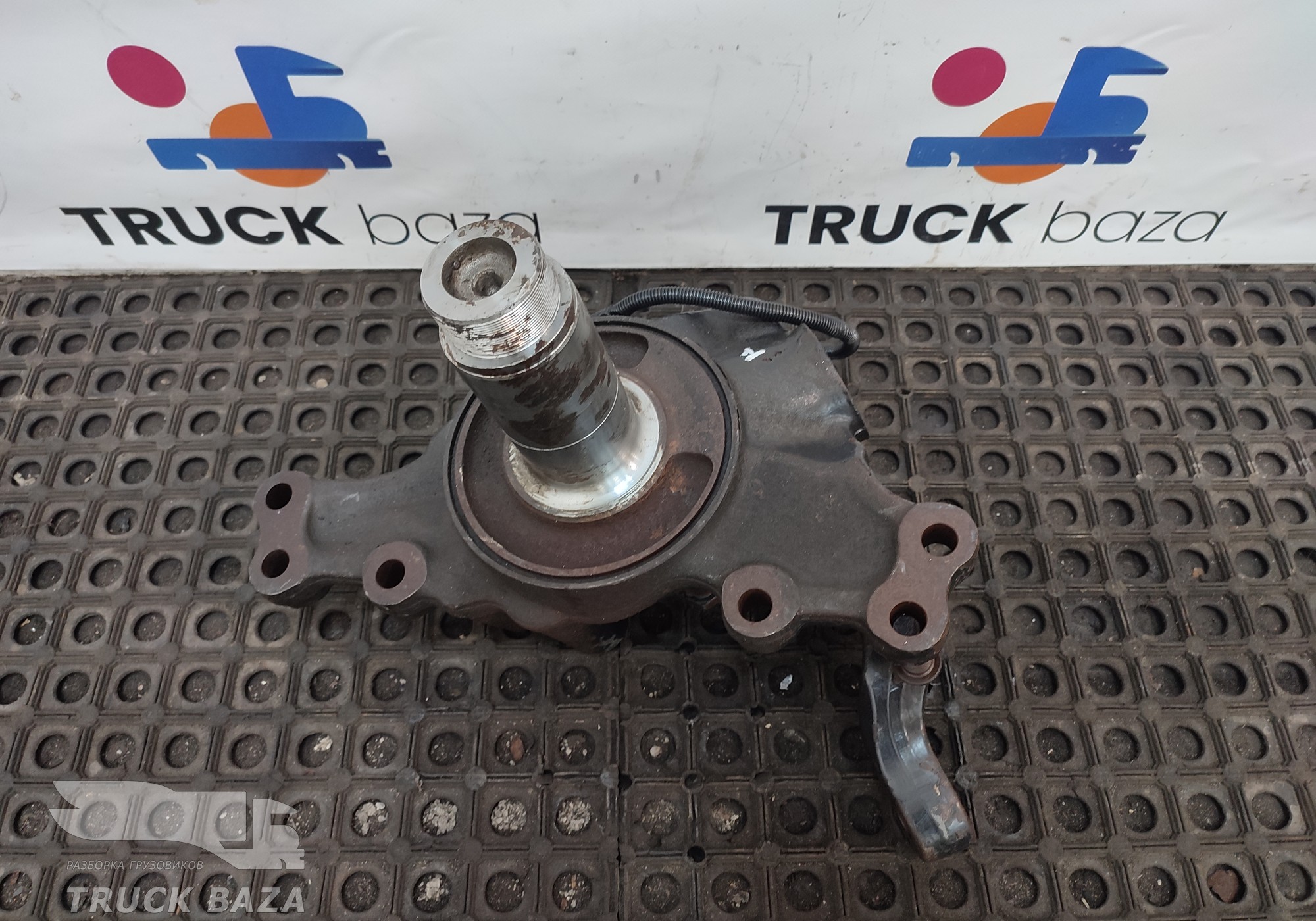 81442016302 Кулак поворотный правый