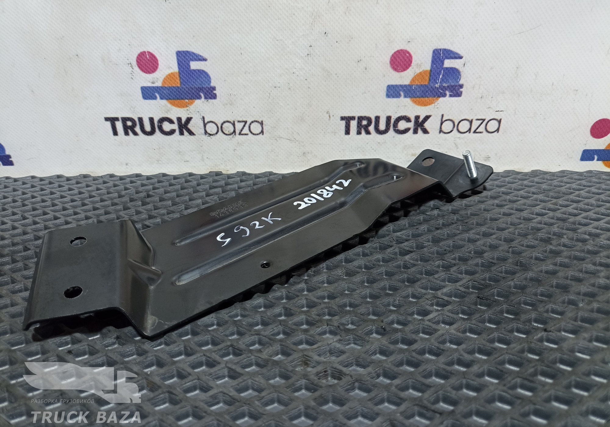 1438992 Кронштейн торпедо для Scania