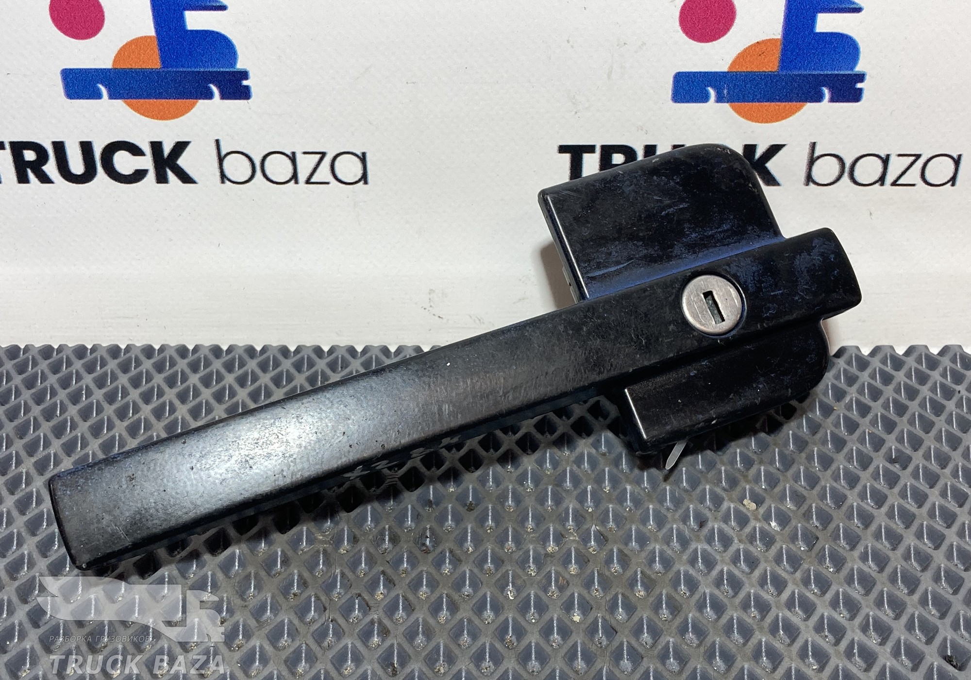 1666067 Ручка двери наружная левая