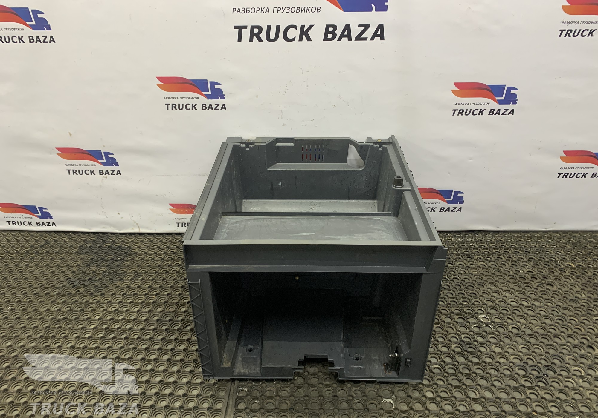 82316058 Ящик вещевой для Renault T (с 2013)