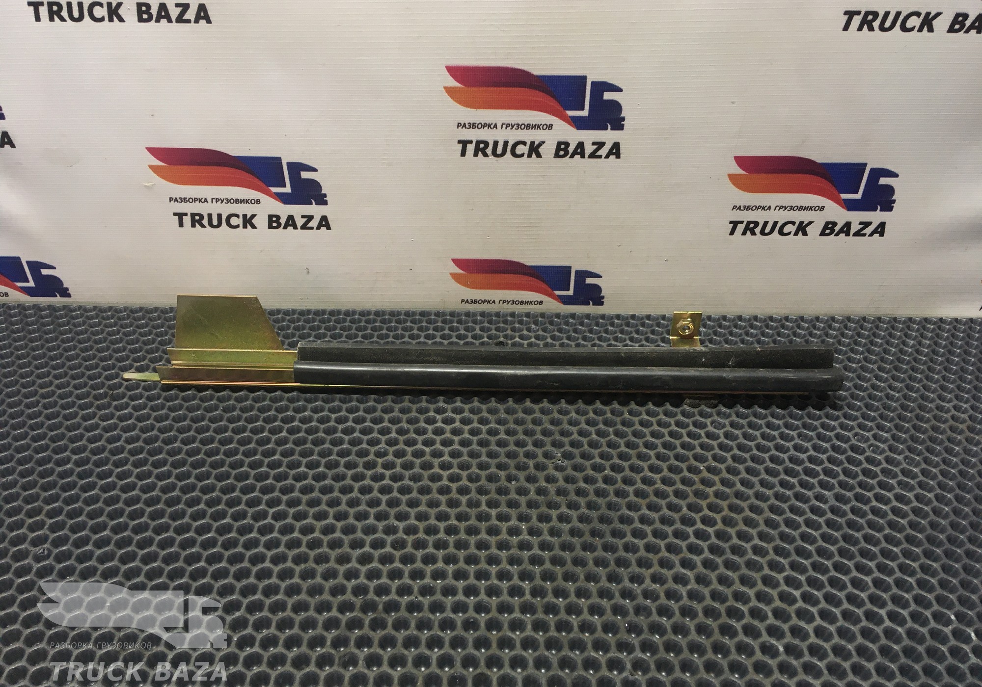 1389192 Направляющая стекла двери правой для Daf XF105