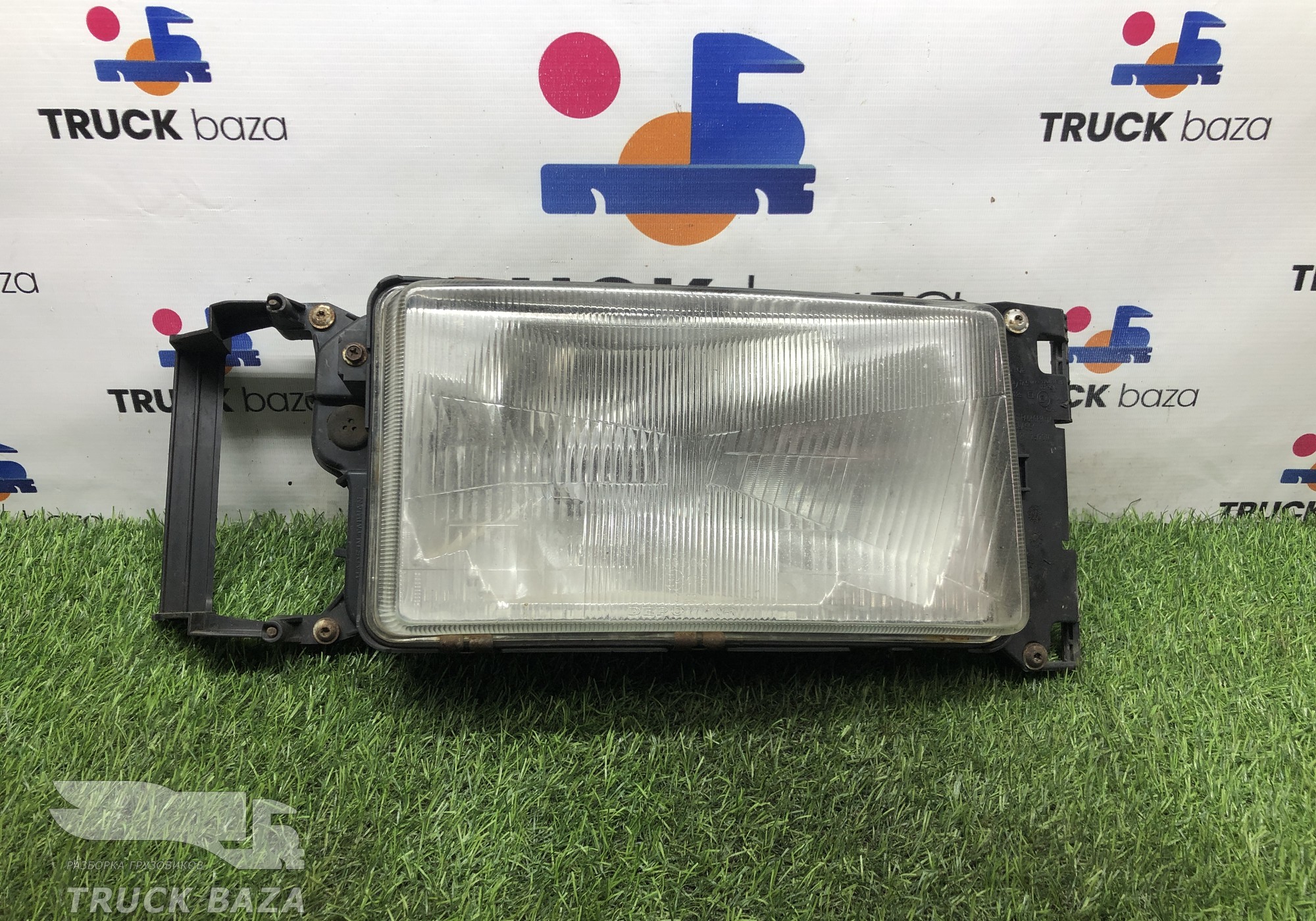 1446588 Фара правая