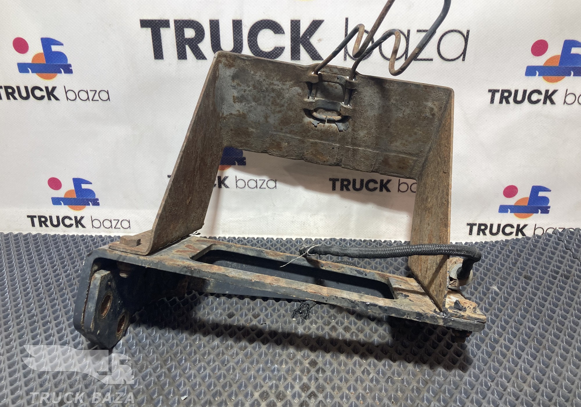 1904758 Кронштейн противооткатного упора правый для Scania