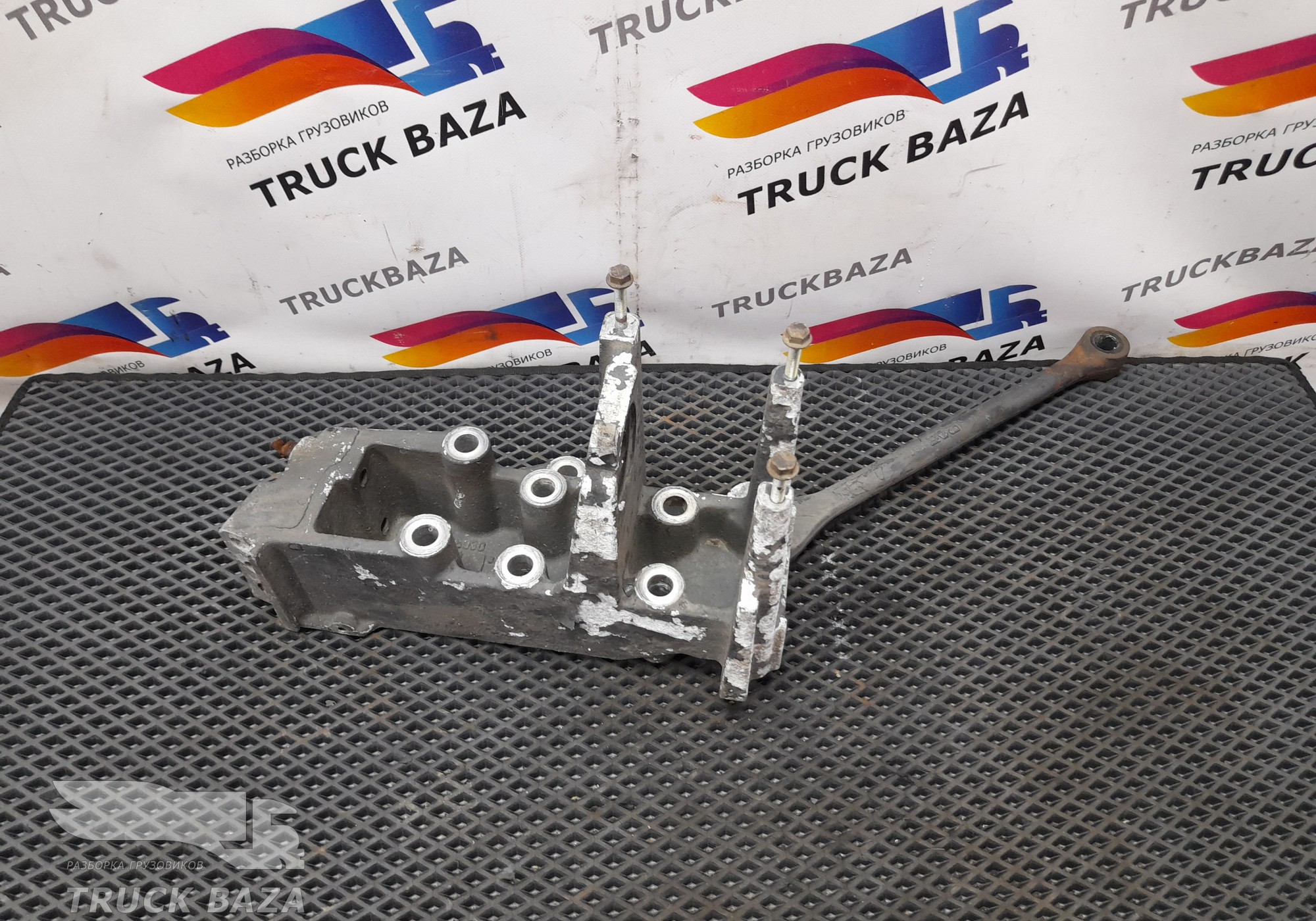 1456930 Кронштейн бампера левый для Daf CF