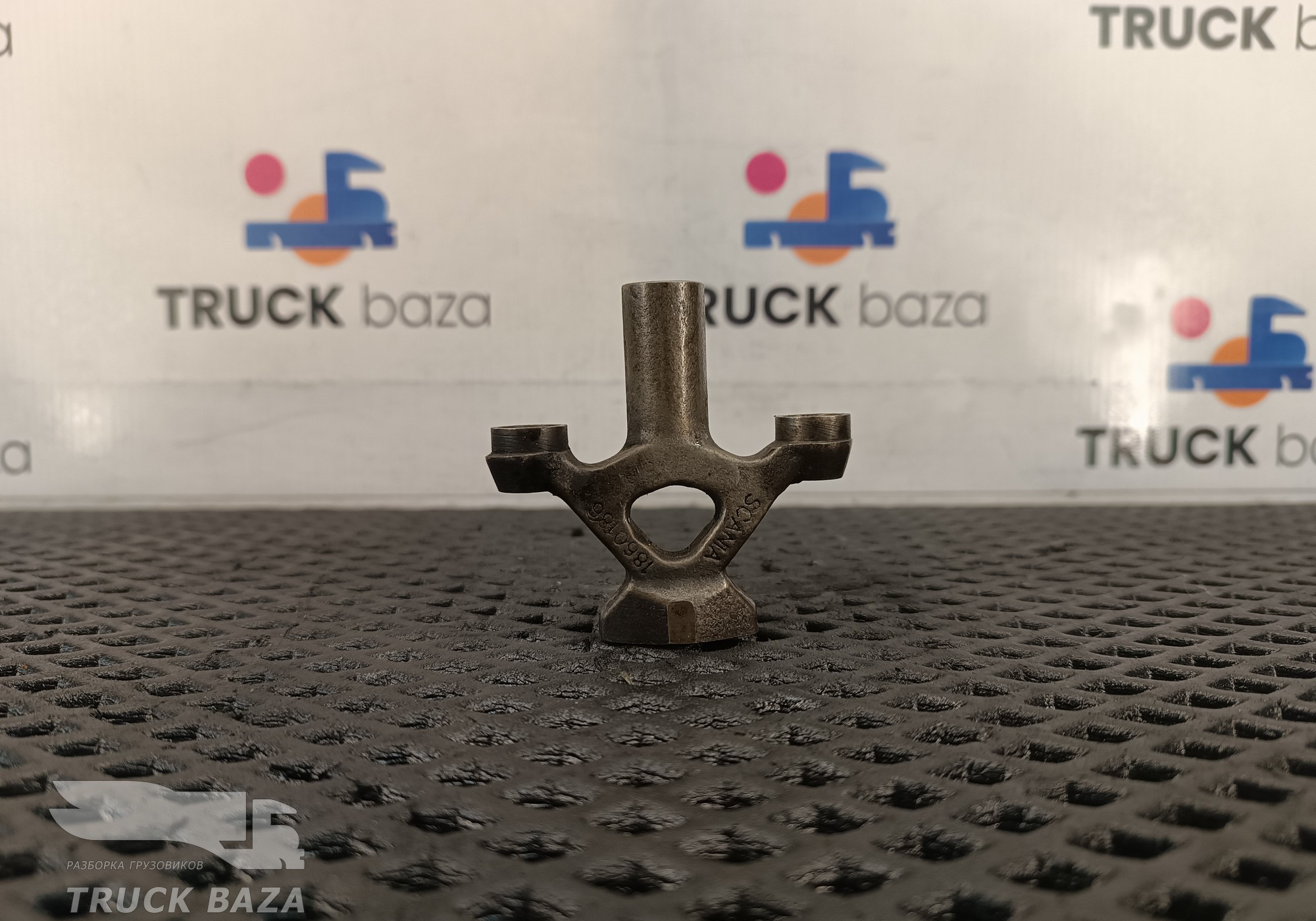 1919609 Коромысло