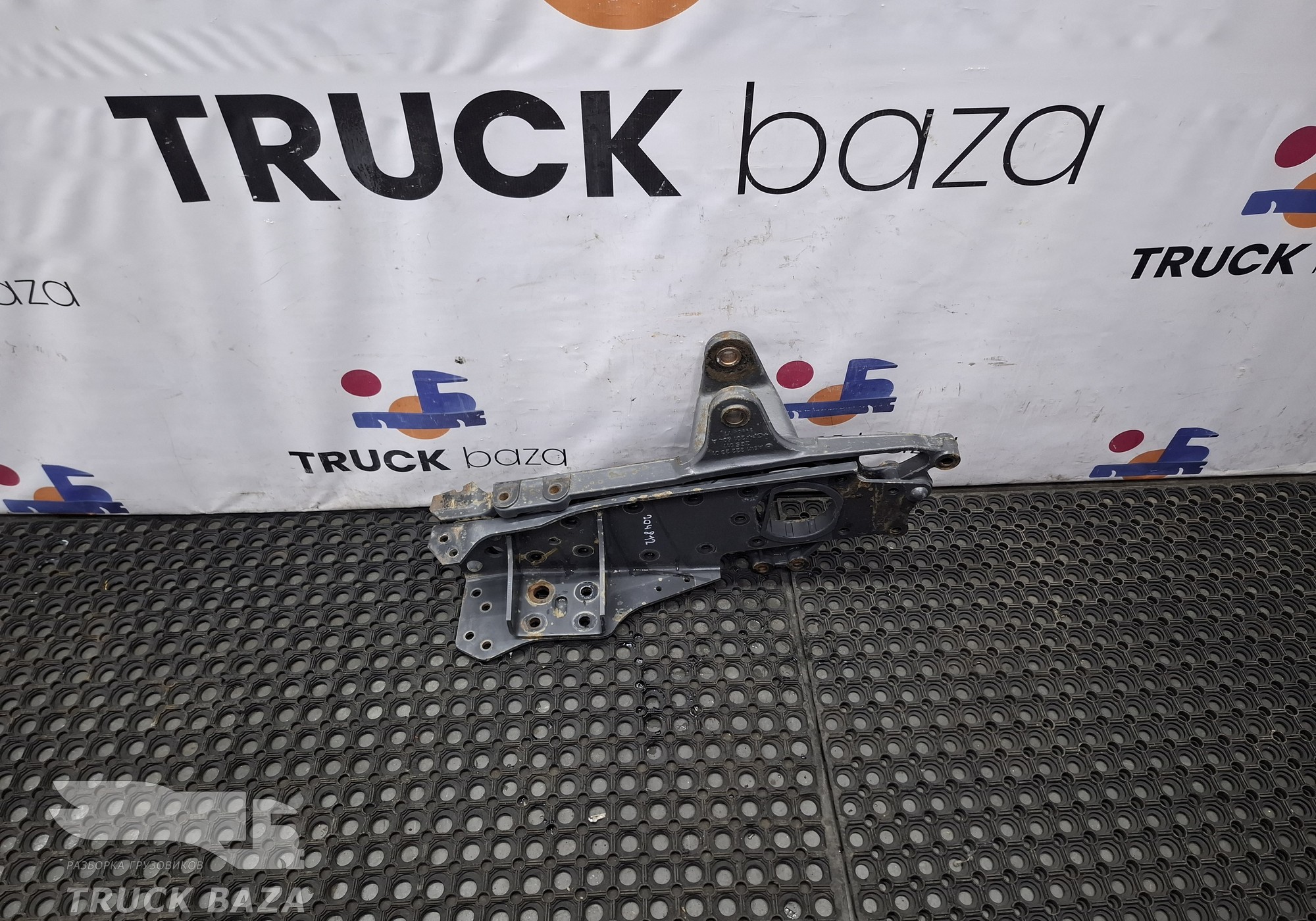 A9413222301 Кронштейн передней рессоры правый для Mercedes-Benz Axor I (с 2001 по 2004)