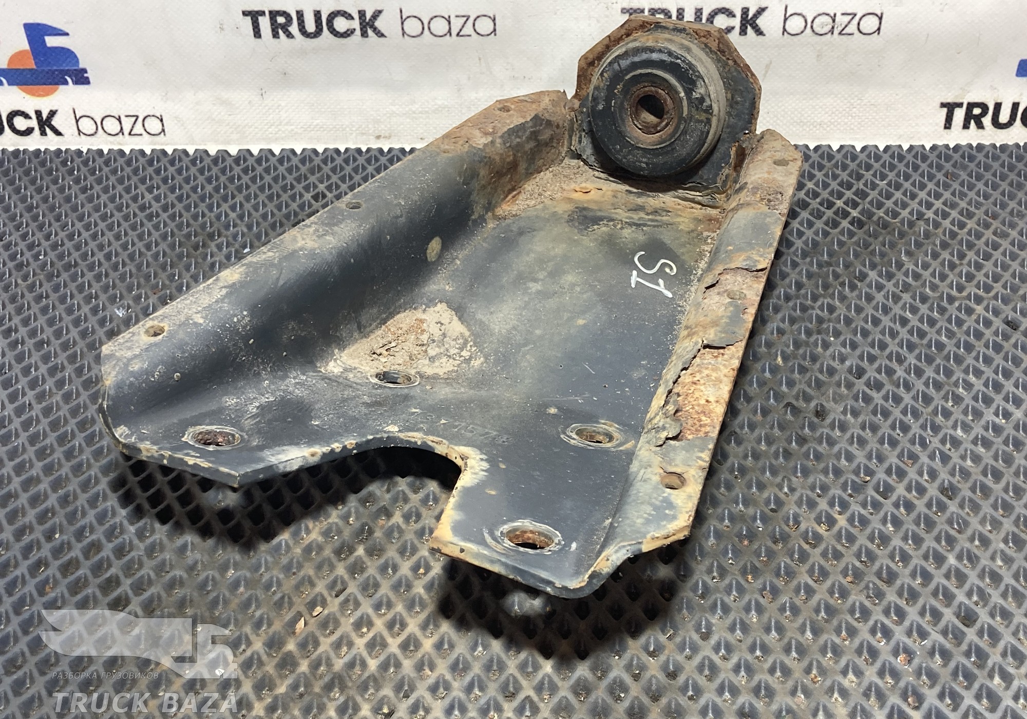 1371578 Кронштейн переднего амортизатора