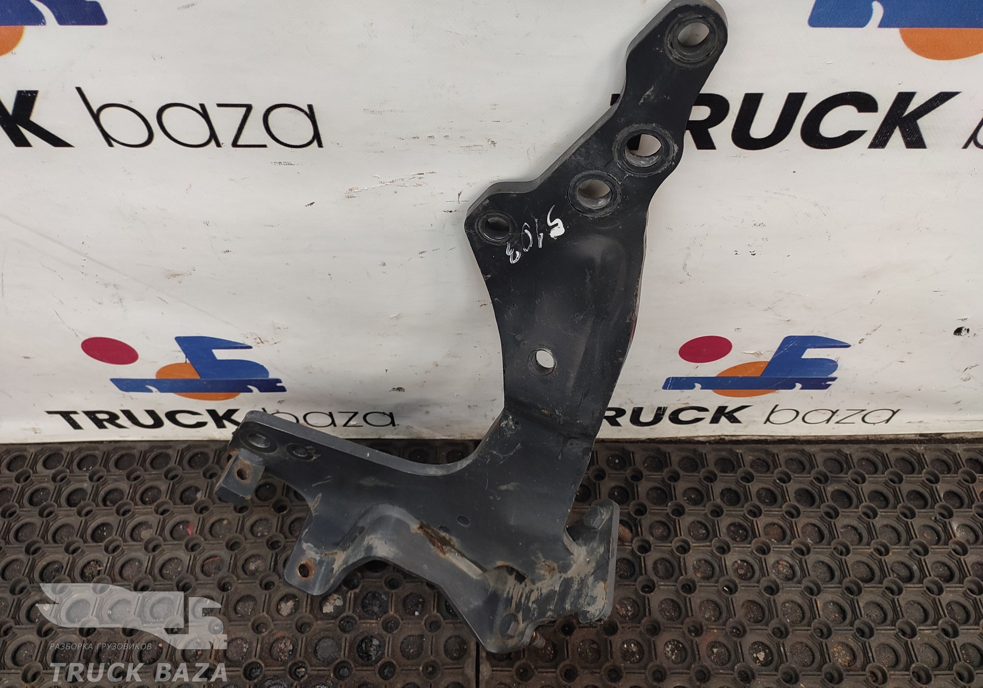 1802166 Кронштейн переднего бампера