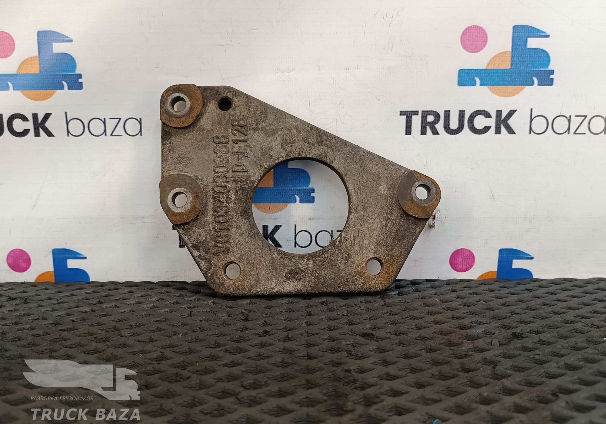 VG1034080688 Кронштейн для Sinotruk Howo HW76