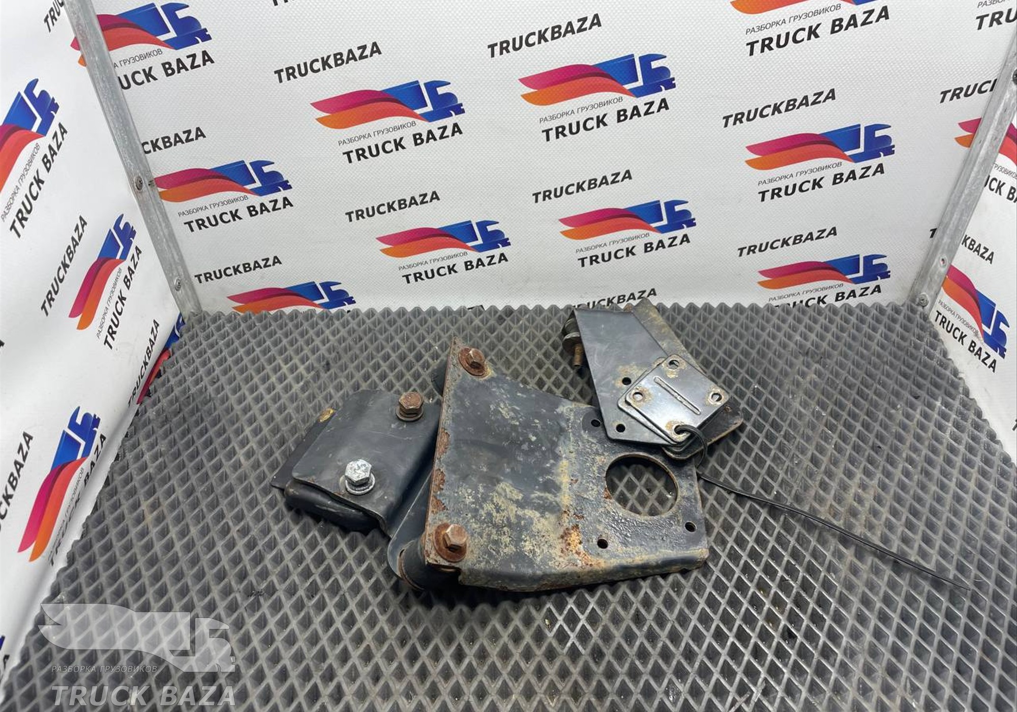 DZ97259192412 Кронштейн спойлера для Shacman X3000 (с 2014)