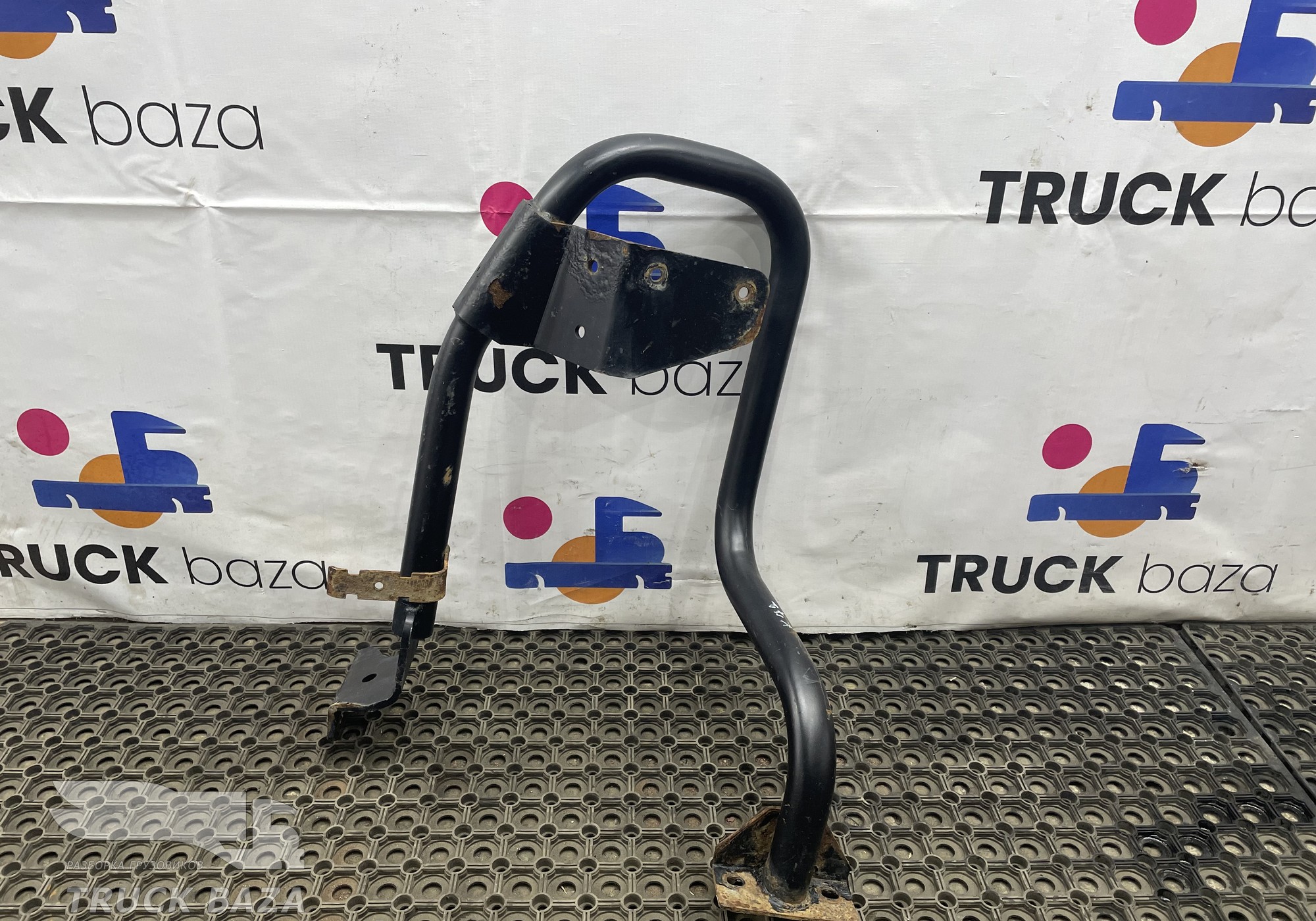 65956840452410 Поручень за кабиной для КАМАЗ 54901