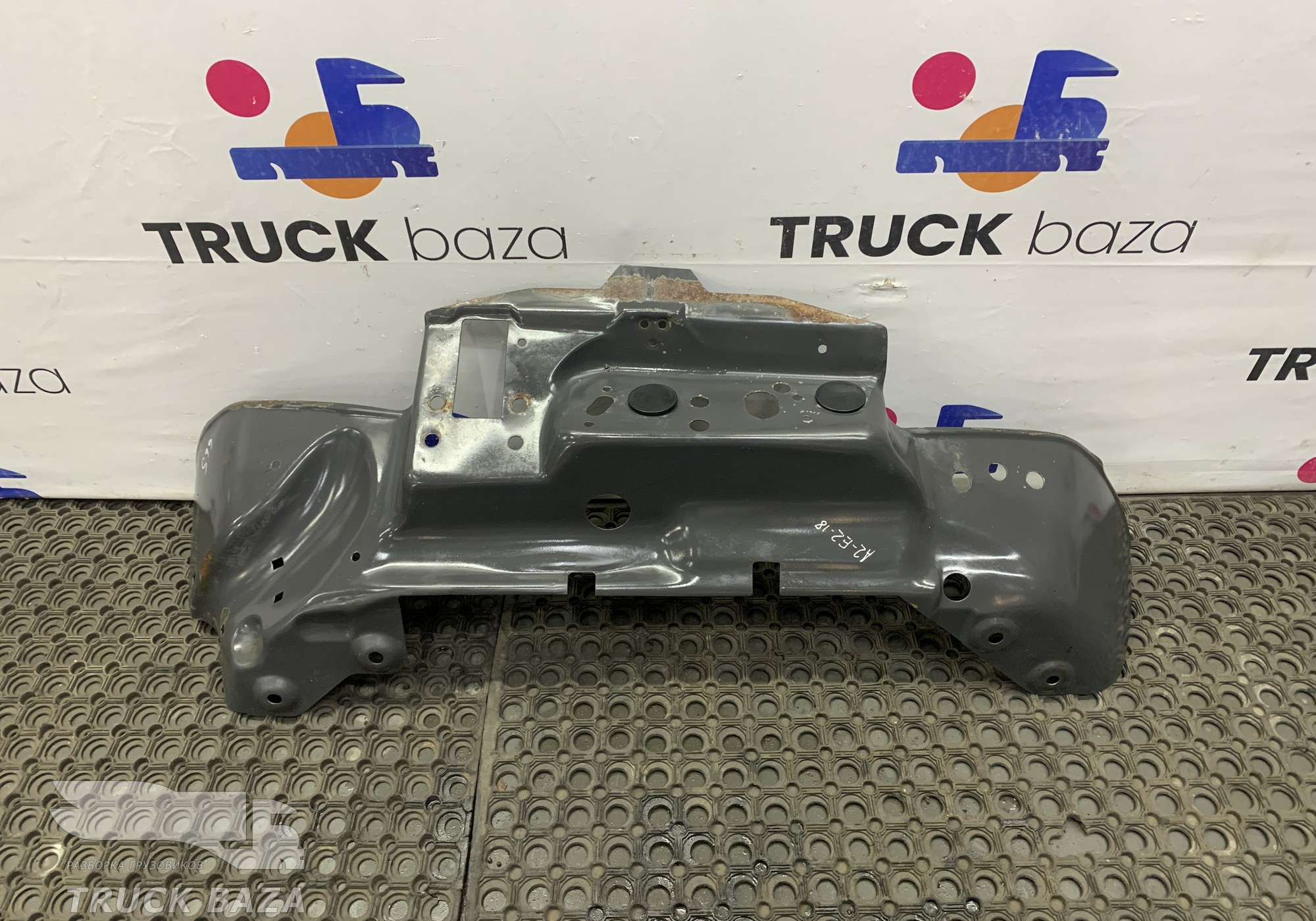 2256885 Брызговик крыла переднего правого