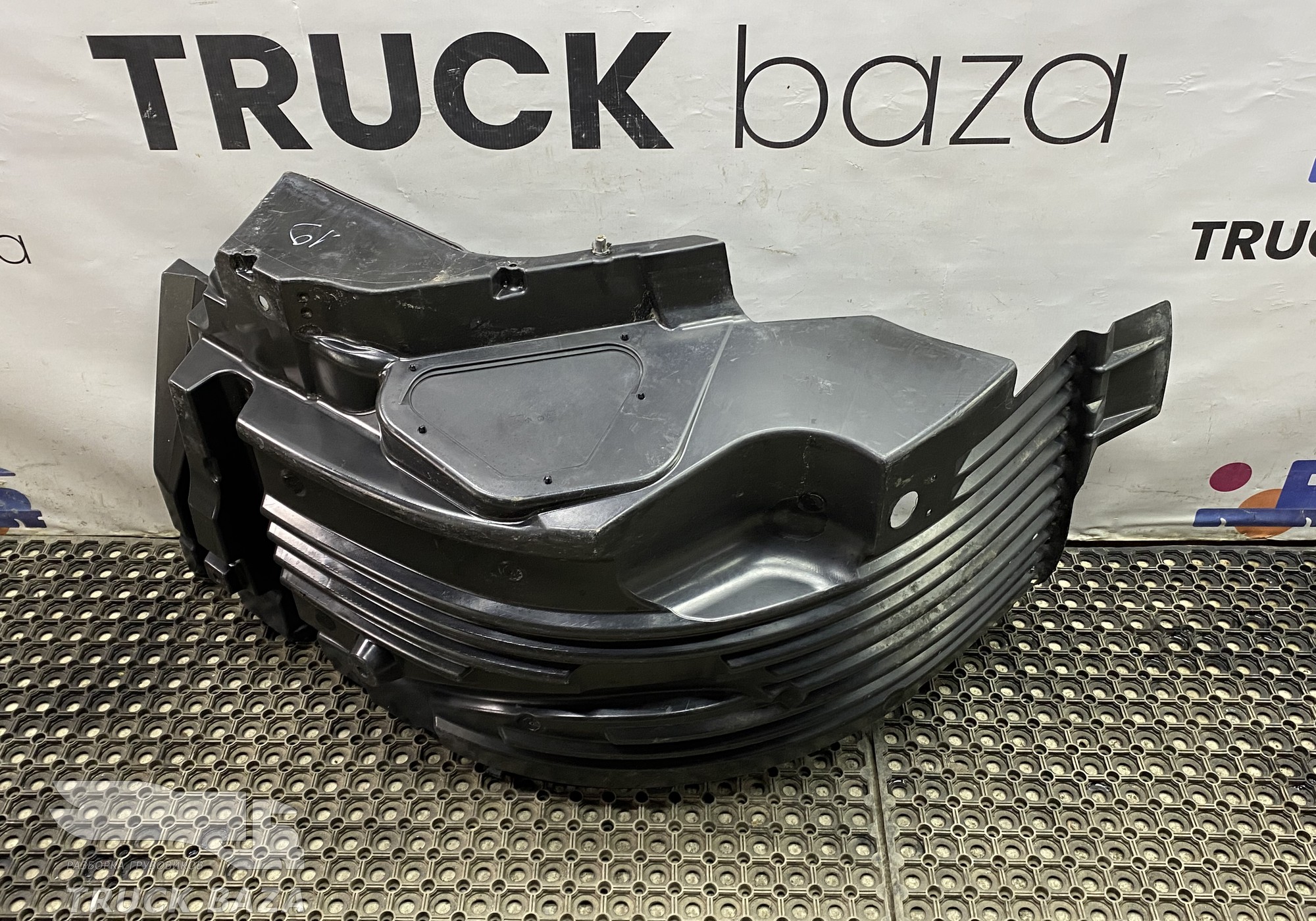 81612300284 Крыло переднее правое передняя часть