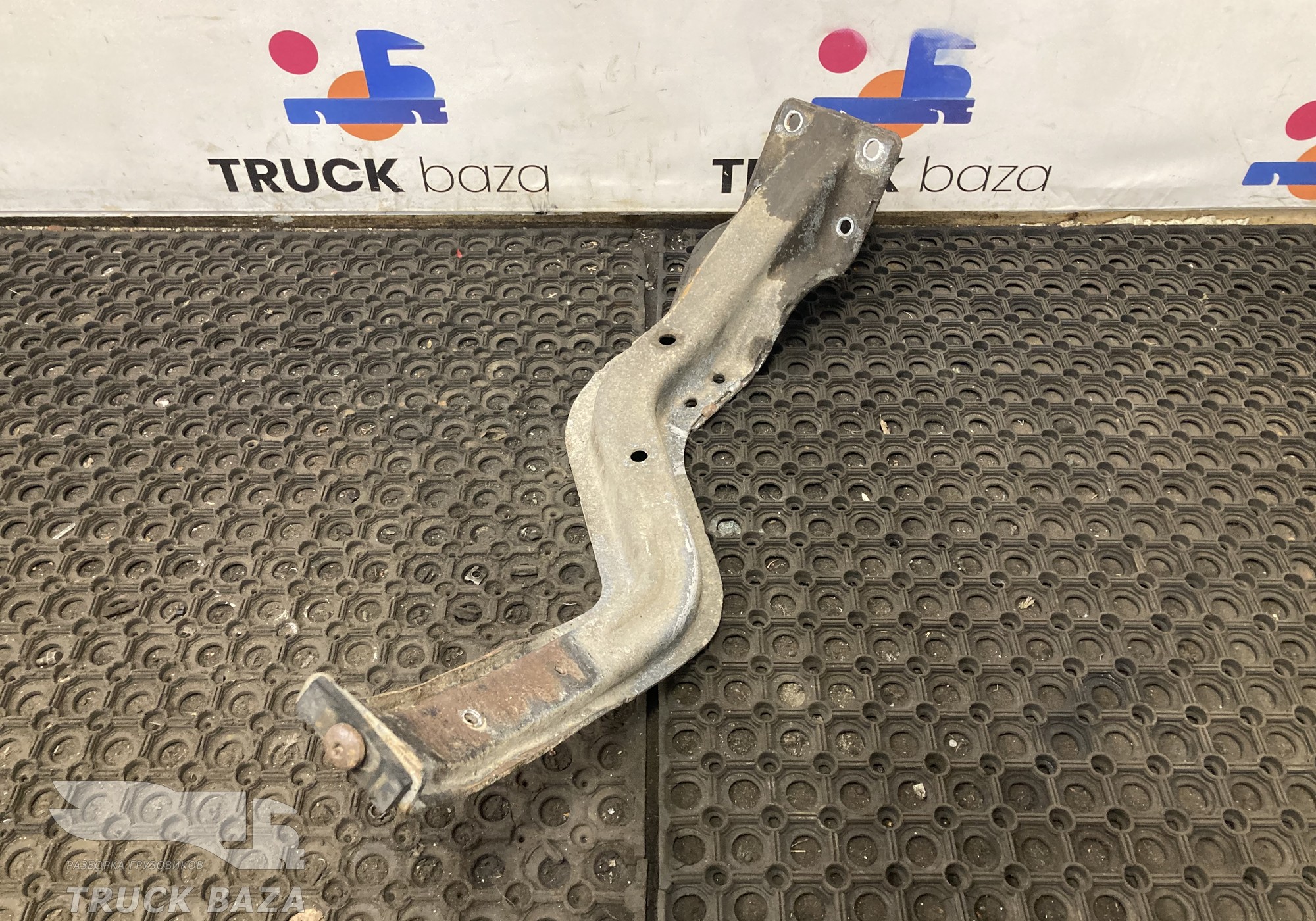 1866051 Кронштейн крыла левого