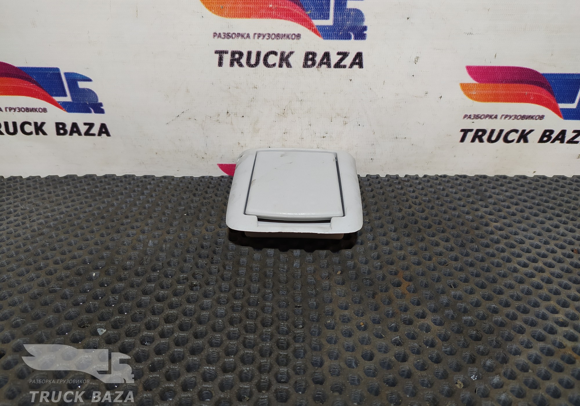 504003292 Накладка торпедо для Iveco