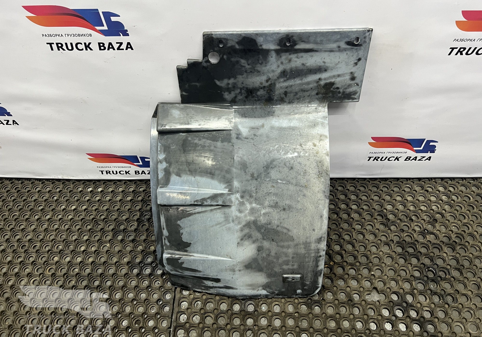 1796249 Подкрылок правый