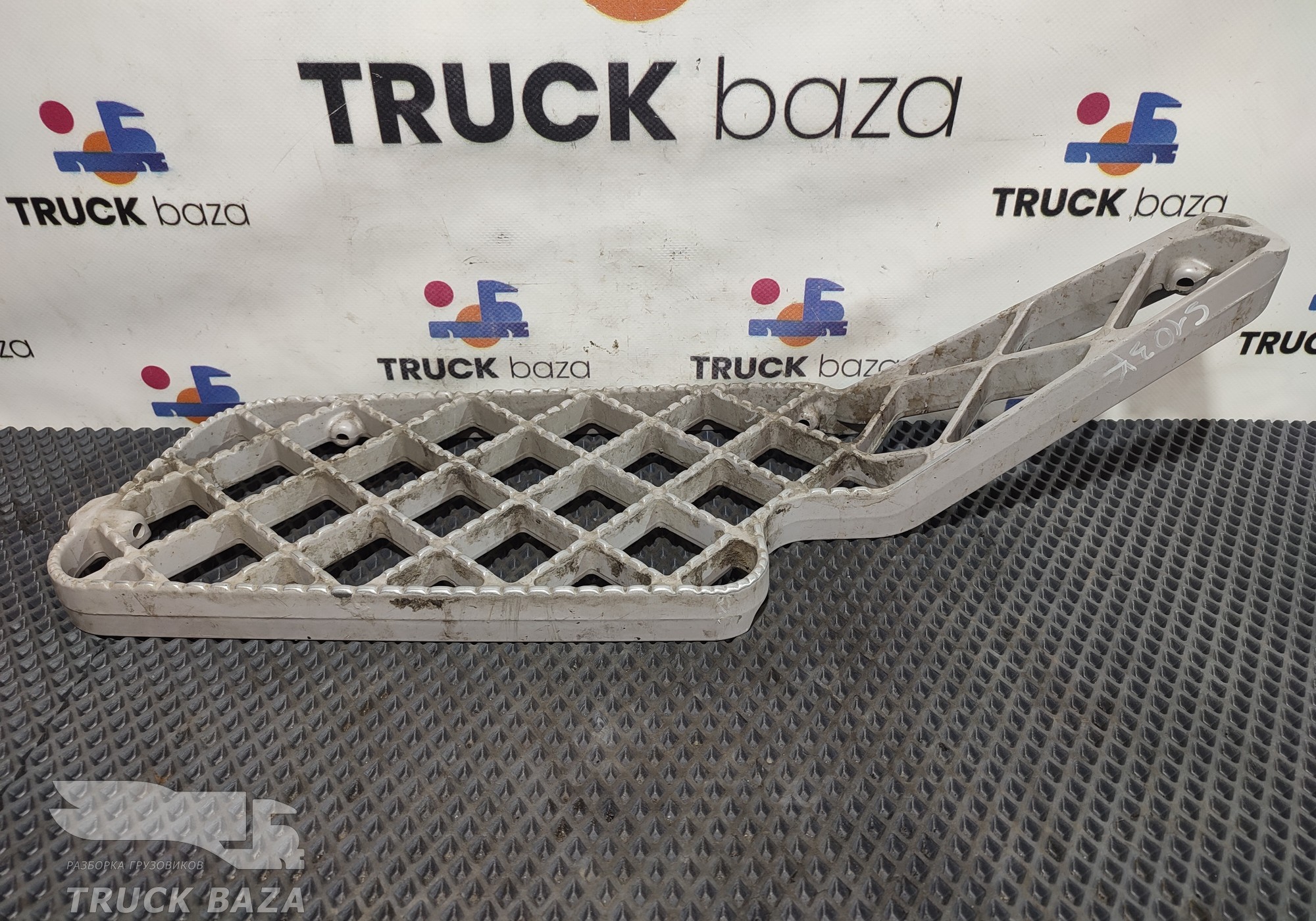 1535039 Подножка левая