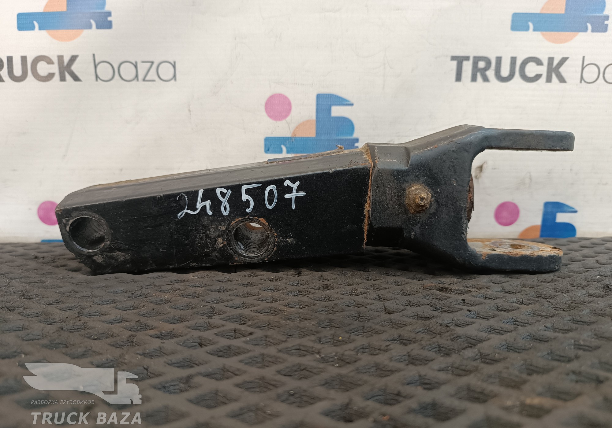 DZ95259680100 Кронштейн амортизатора для Shacman