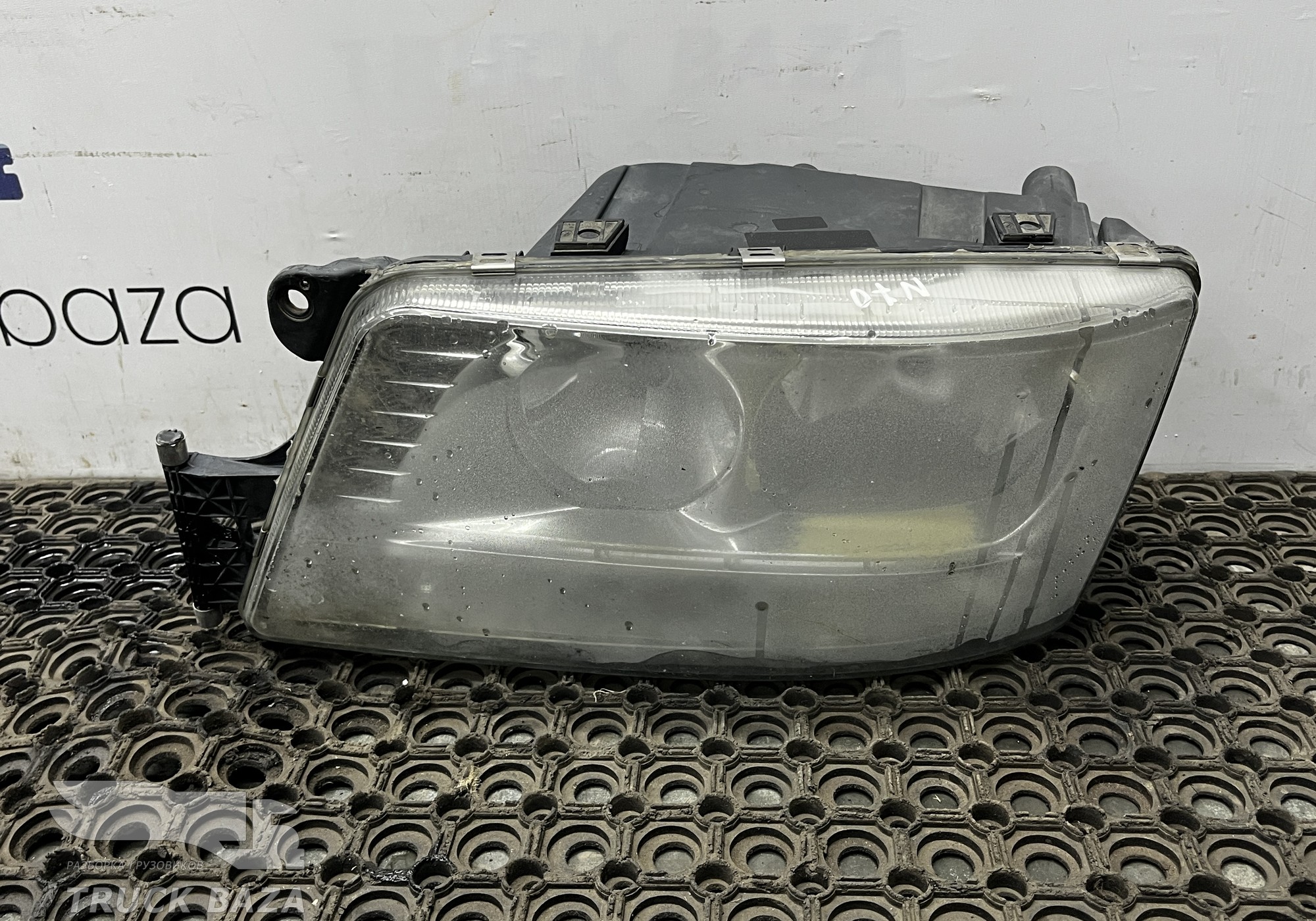 81251016497 Фара левая