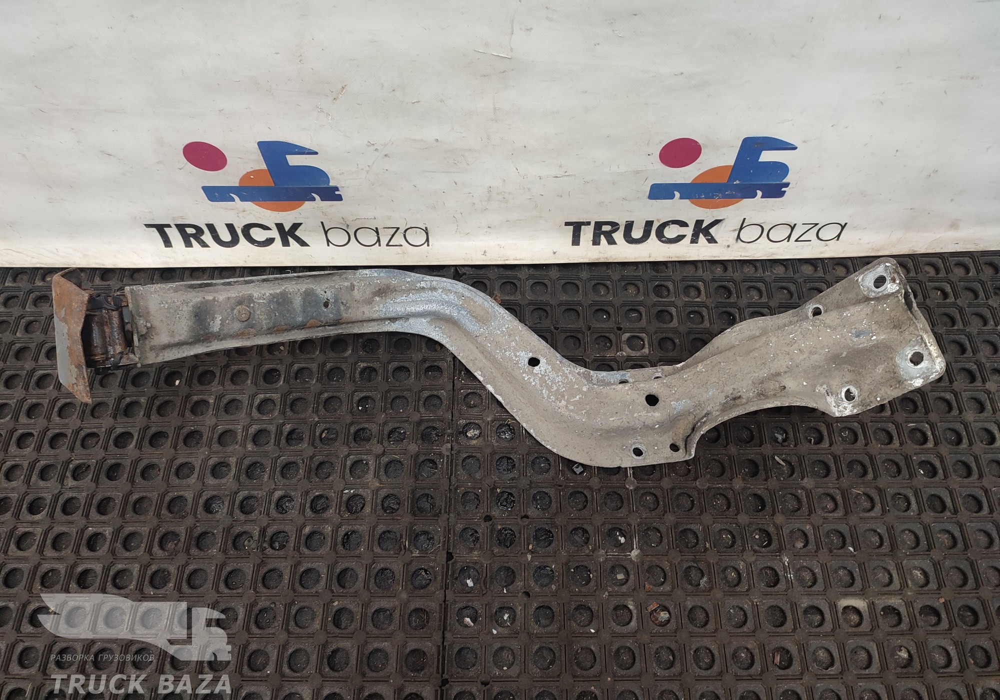 1866050 Кронштейн крыла правого для Scania 5-series G (с 2004 по 2016)