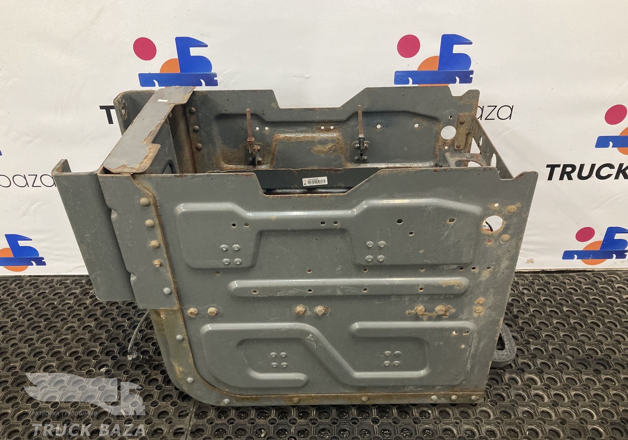 YZ900076000022 Ящика АКБ для Sinotruk Sitrak C7H