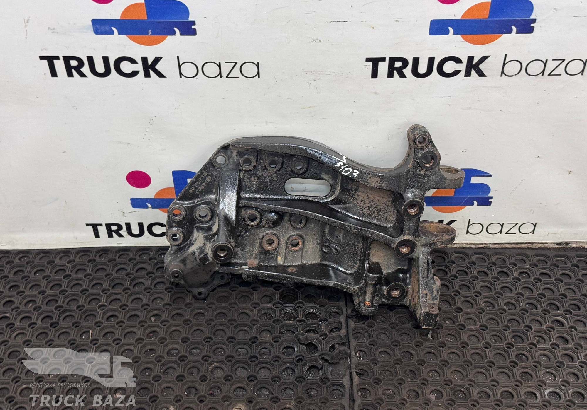 1846826 Кронштейн переднего бампера левый