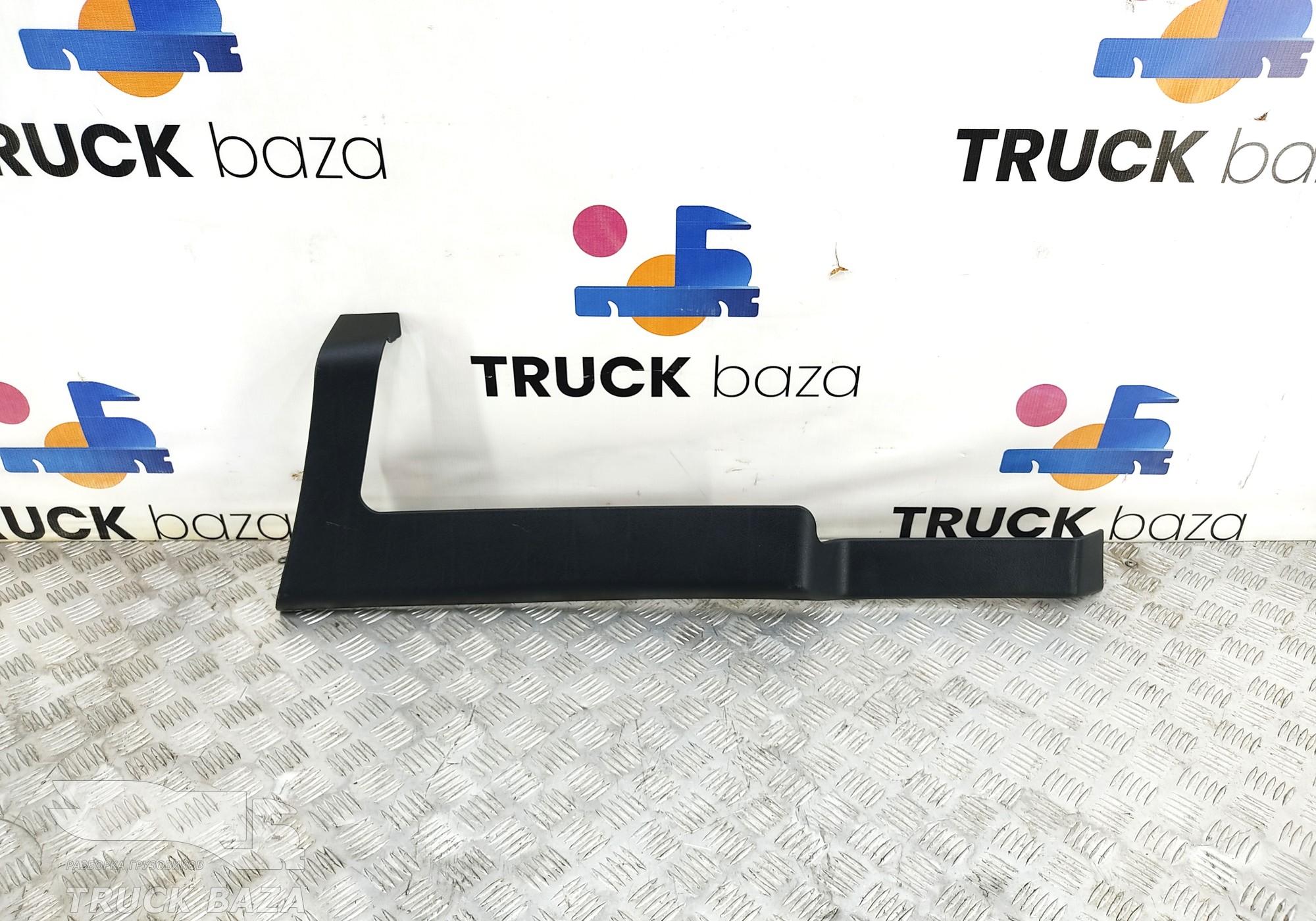 81629300136 Накладка салона правая для Man TGX II (с 2012)