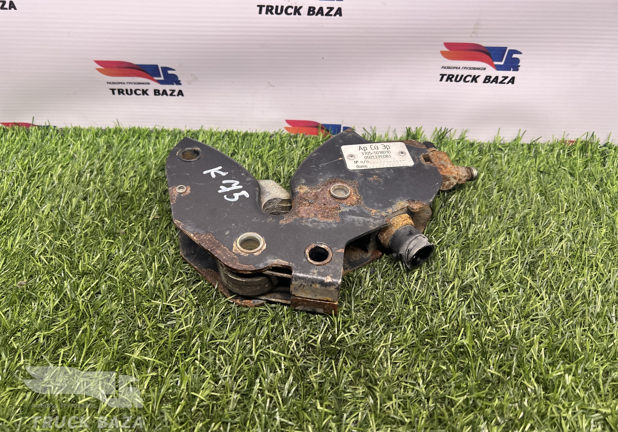 37055018010 Замок кабины для КАМАЗ 54901